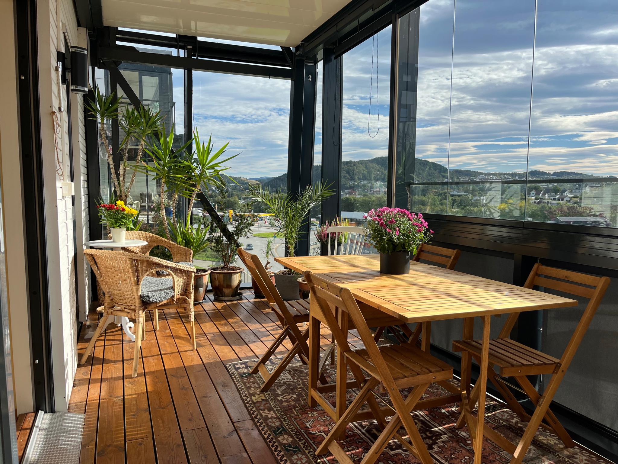 På balkongen kan man store deler av året spise dagens middag, mens man ser på livet utenfor.