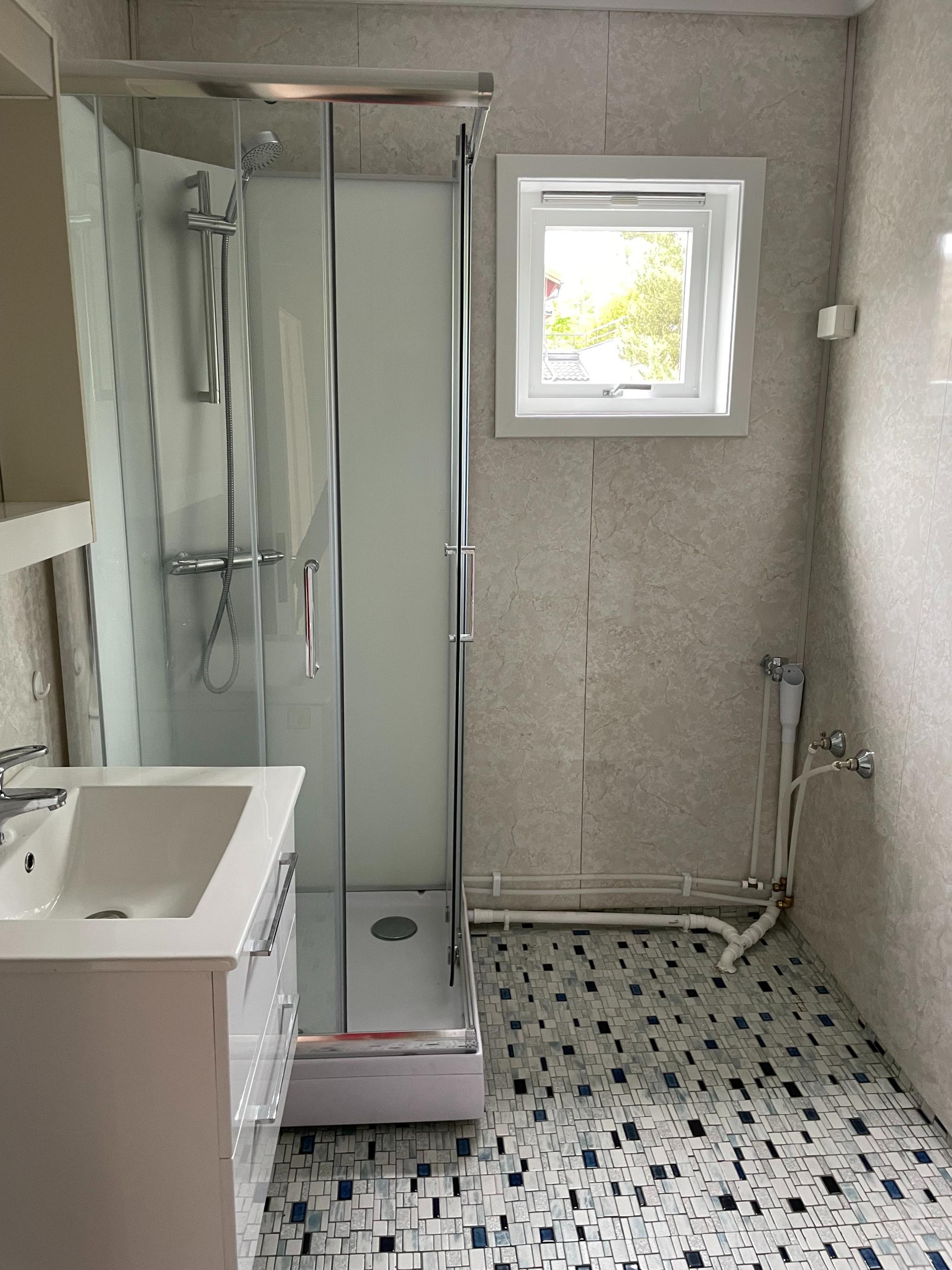 Bad med tilkobling for vaskemaskin