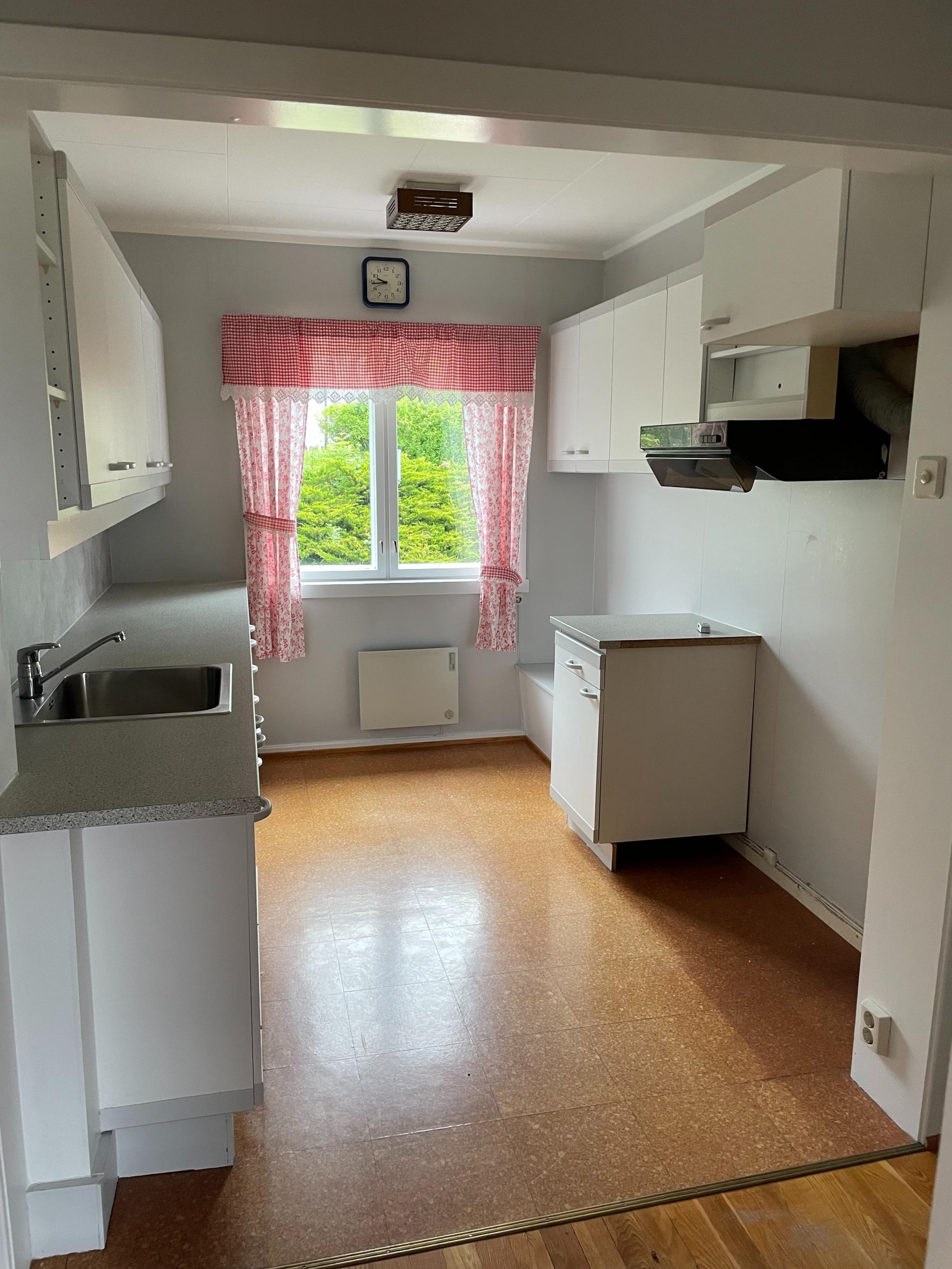 Kjøkken (komfyr og kjøleskap vil bli installert før innflytting)