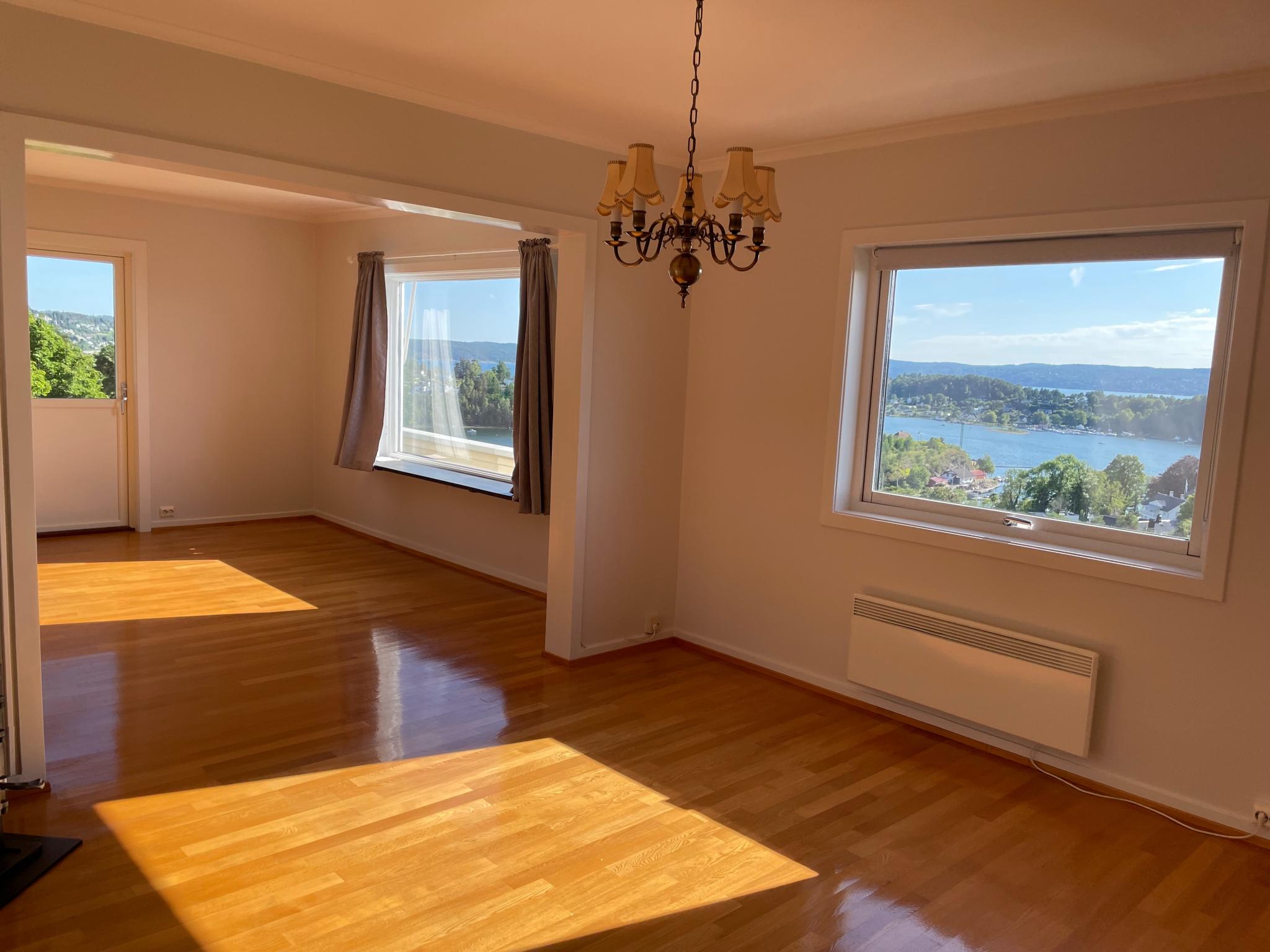 Stor stue med to peiser 