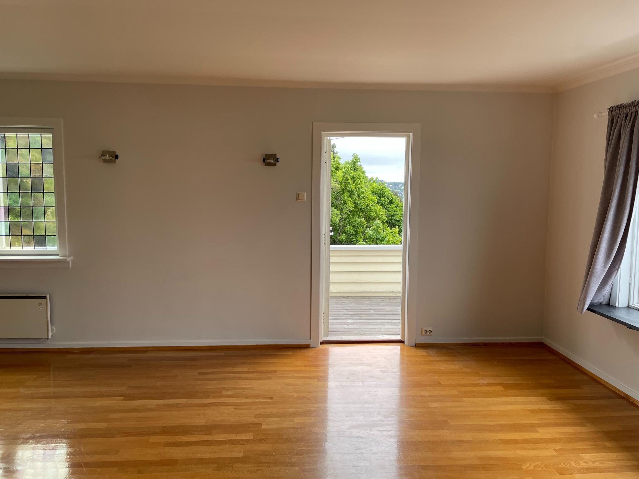 Stue med utgang til balkong