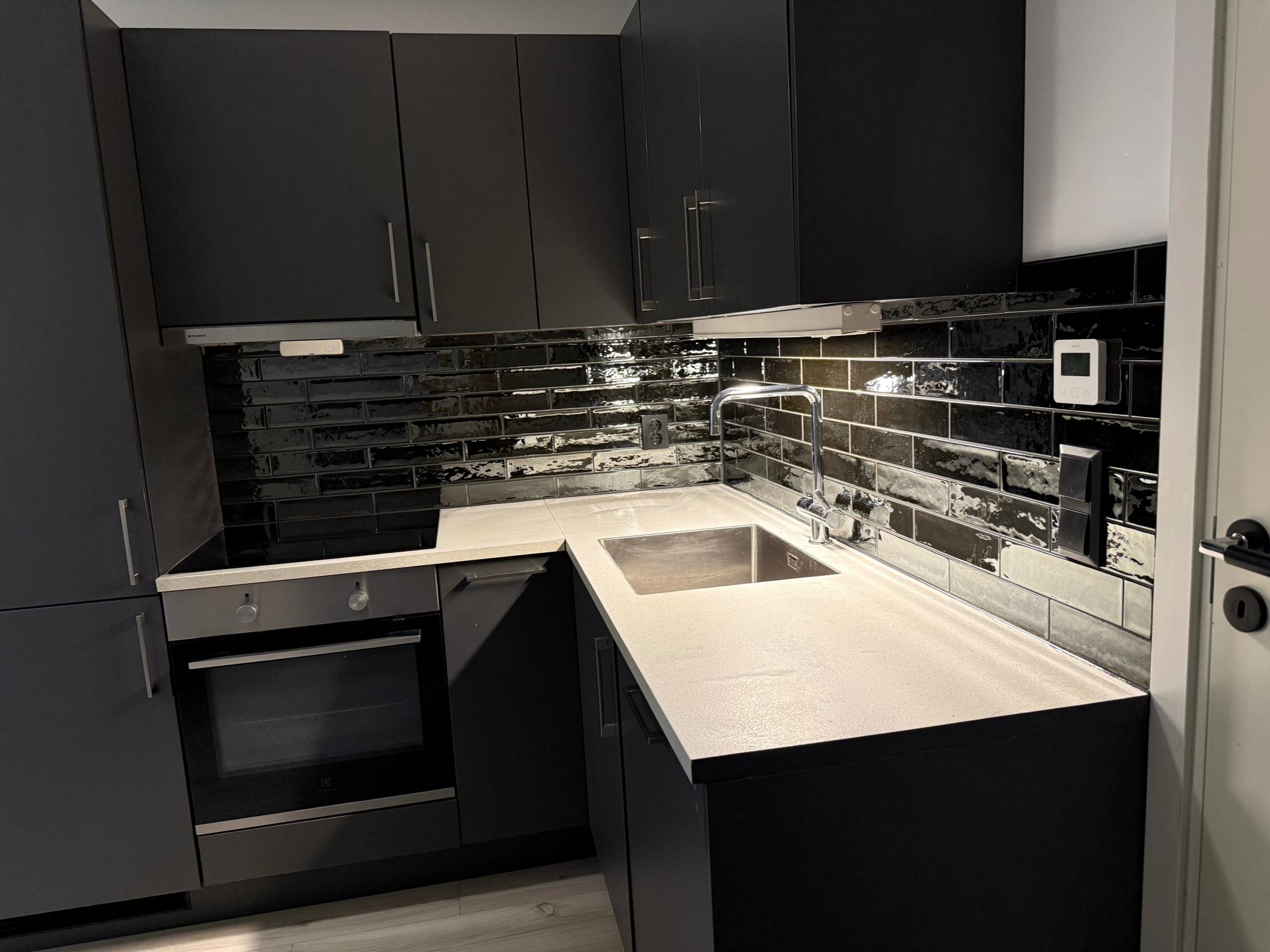 Kjøkken med nylagte fliser.