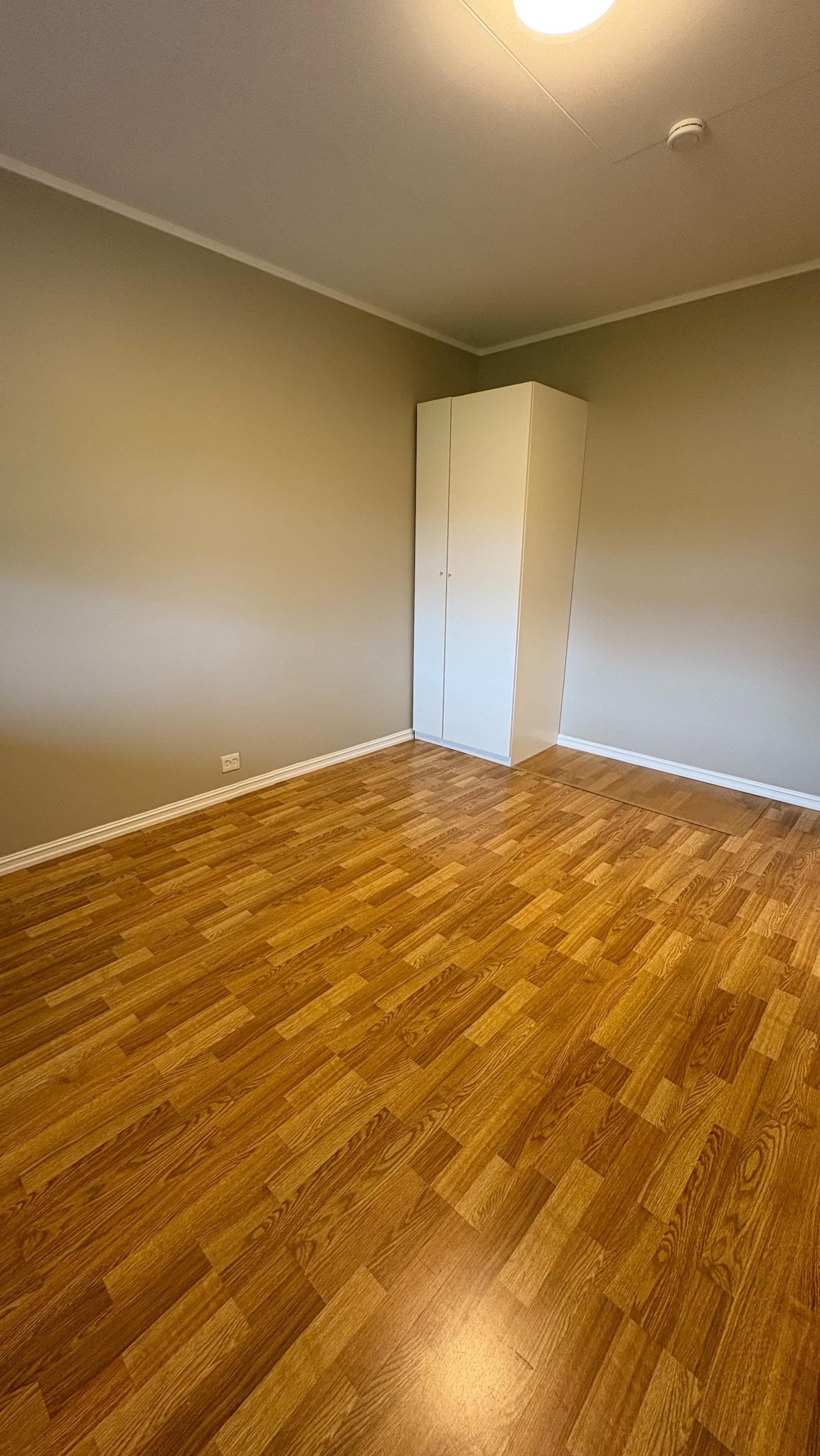 Soverom-stue med garderobeskap