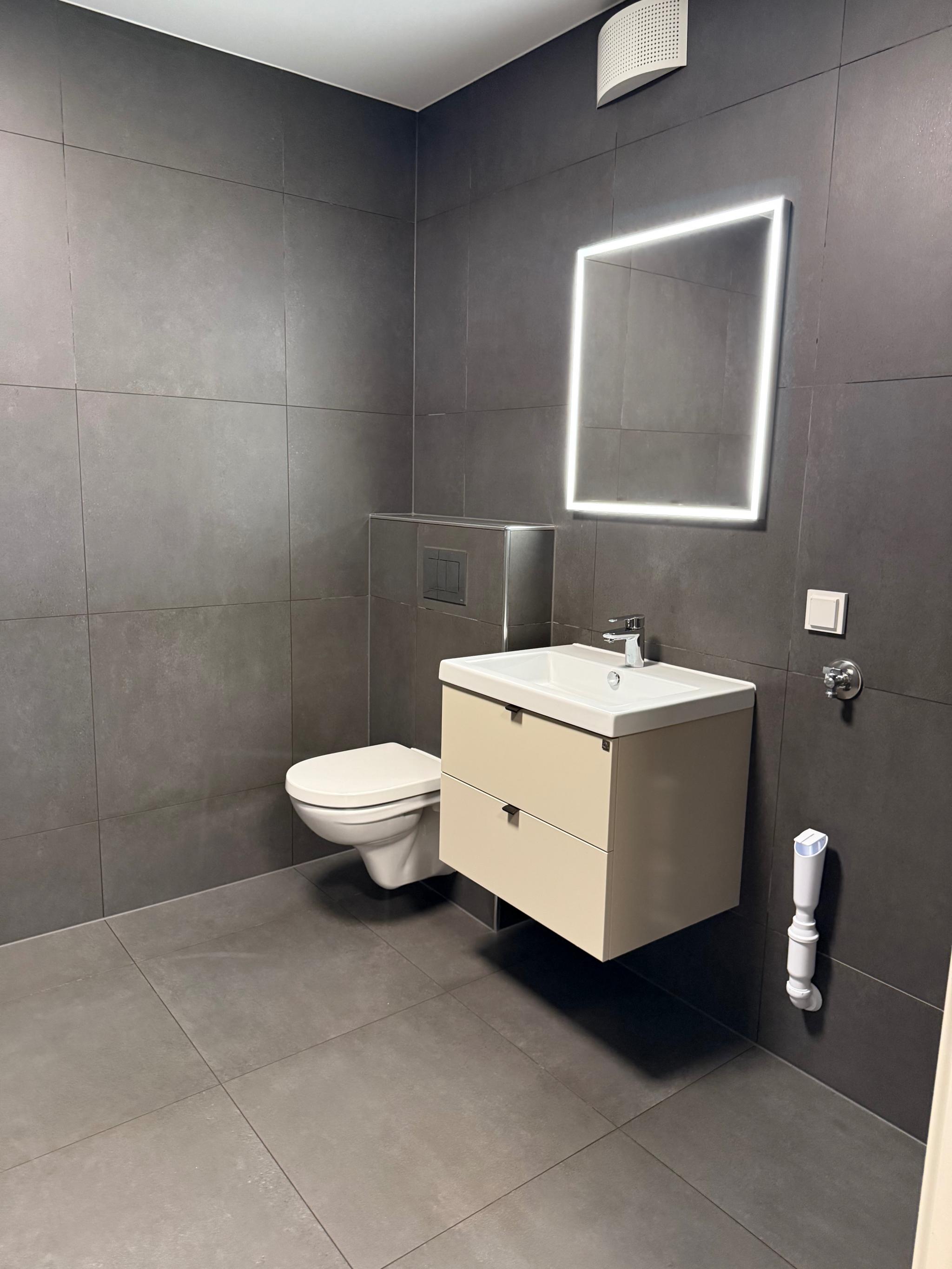 vaskemaskin blir installert 