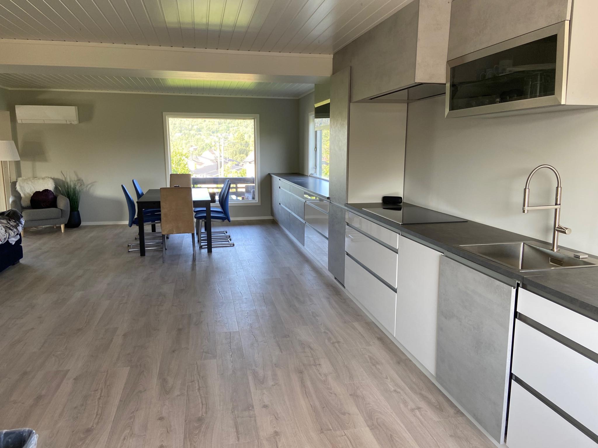 Integrert kjøleskap, induksjonstopp, komfyr og mikro