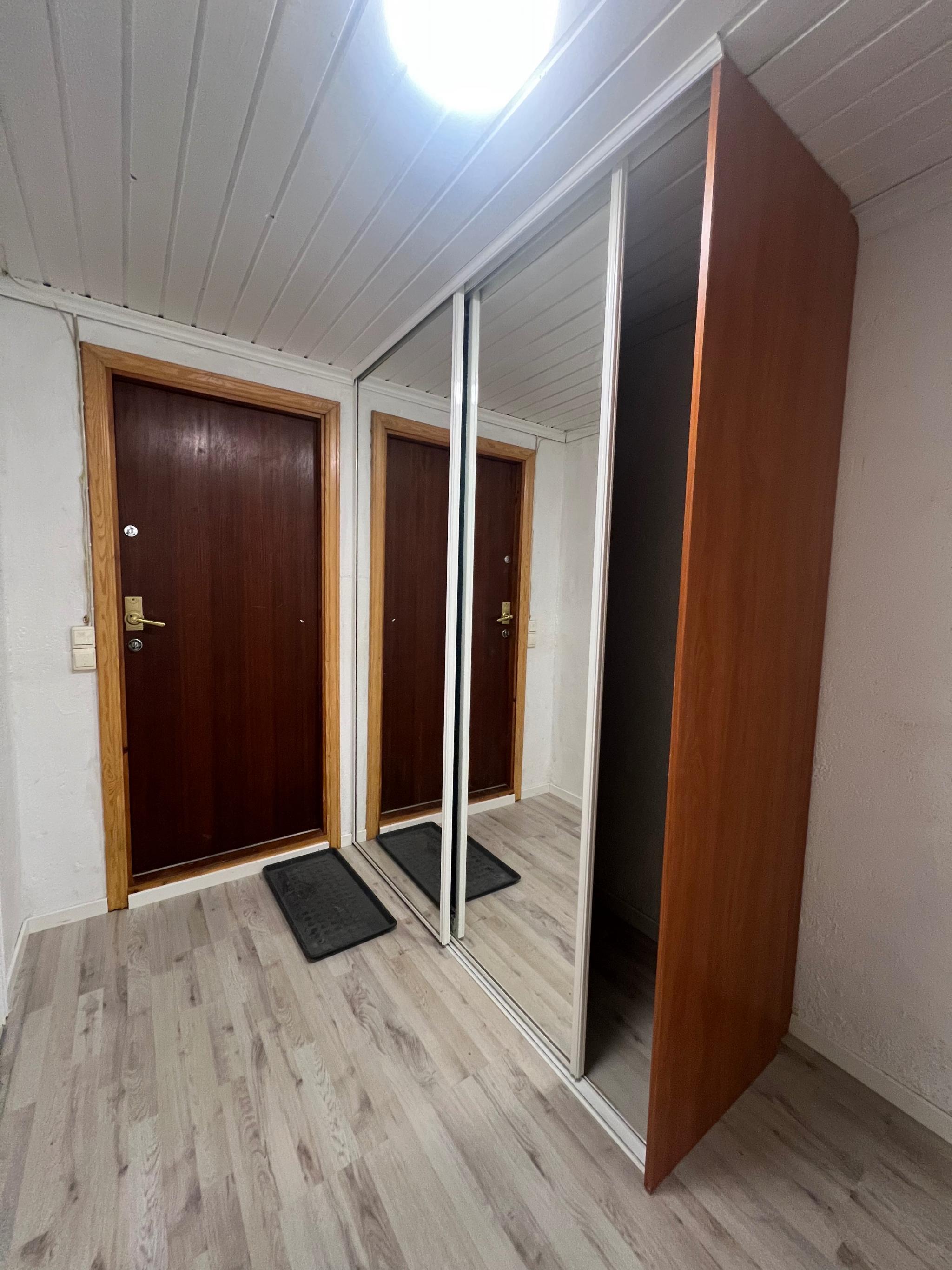 Innbydende gang med stort garderobeskap med skyvedør