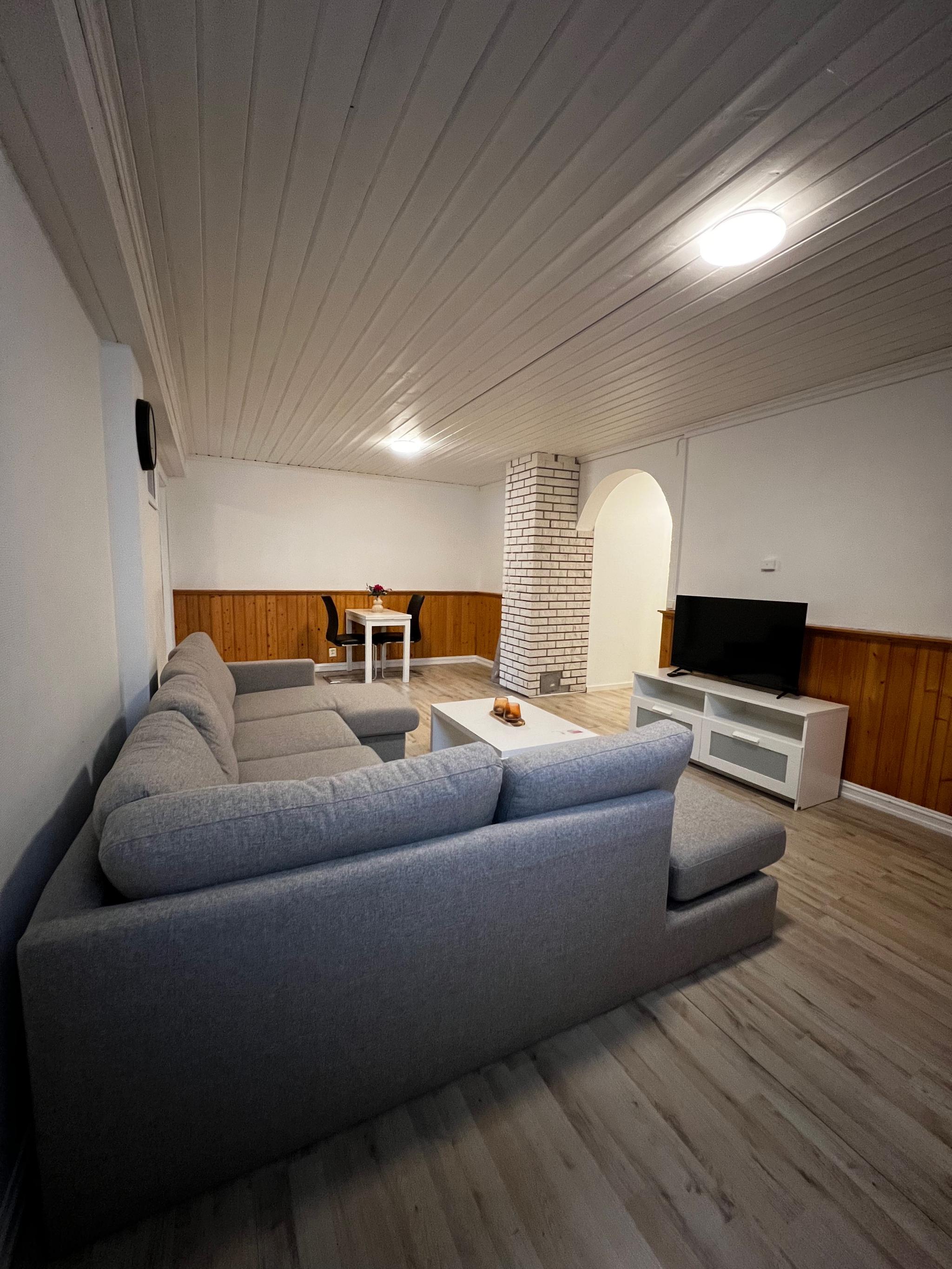 Stue med TV og spisegruppe