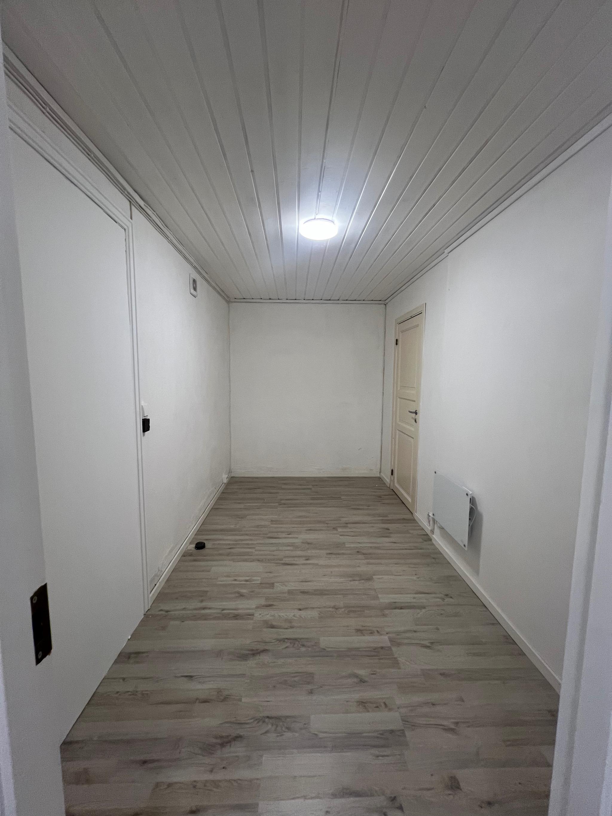 Spisestue ved siden av kjøkkenet