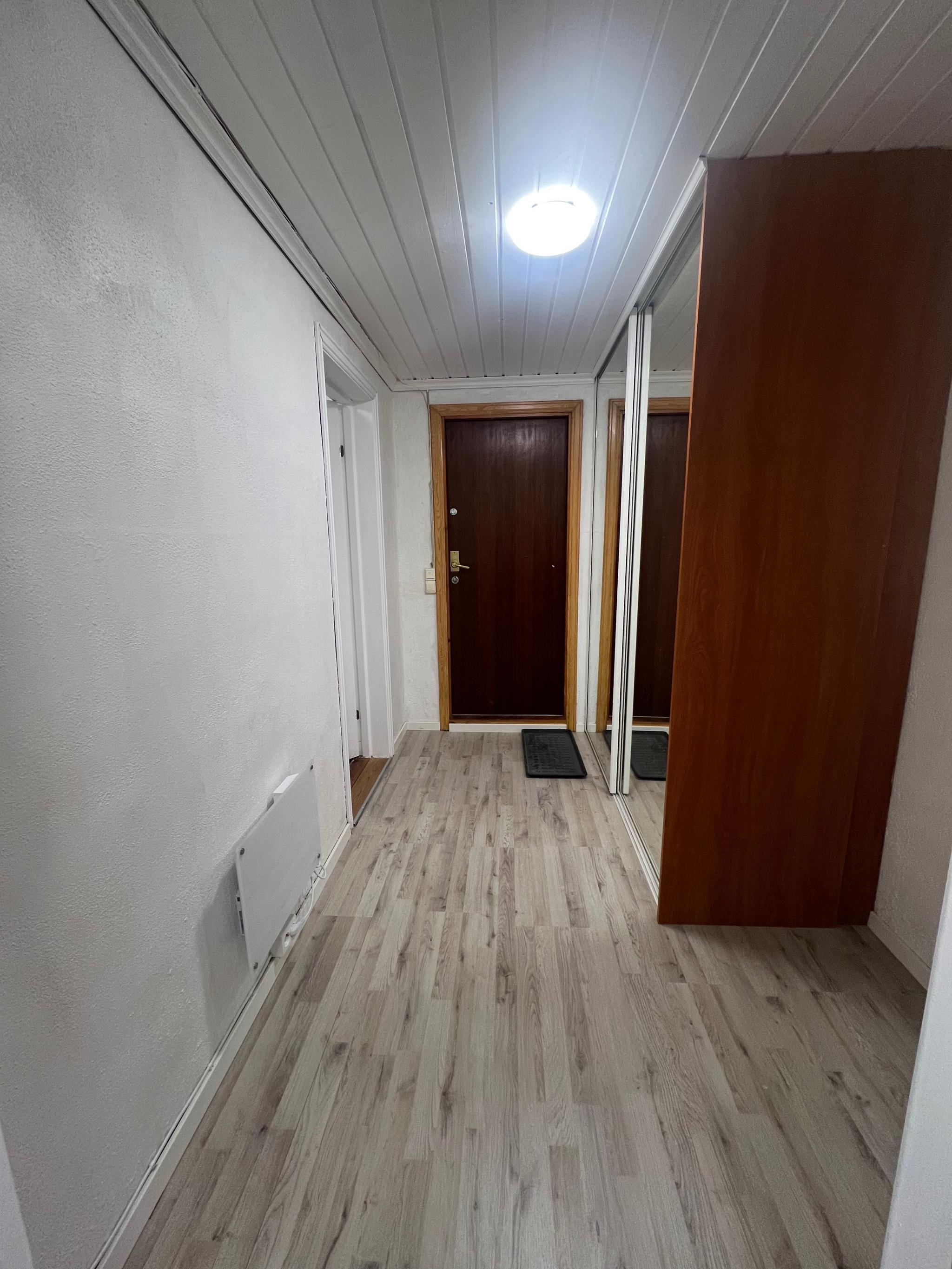 Gang med garderoberskap. 