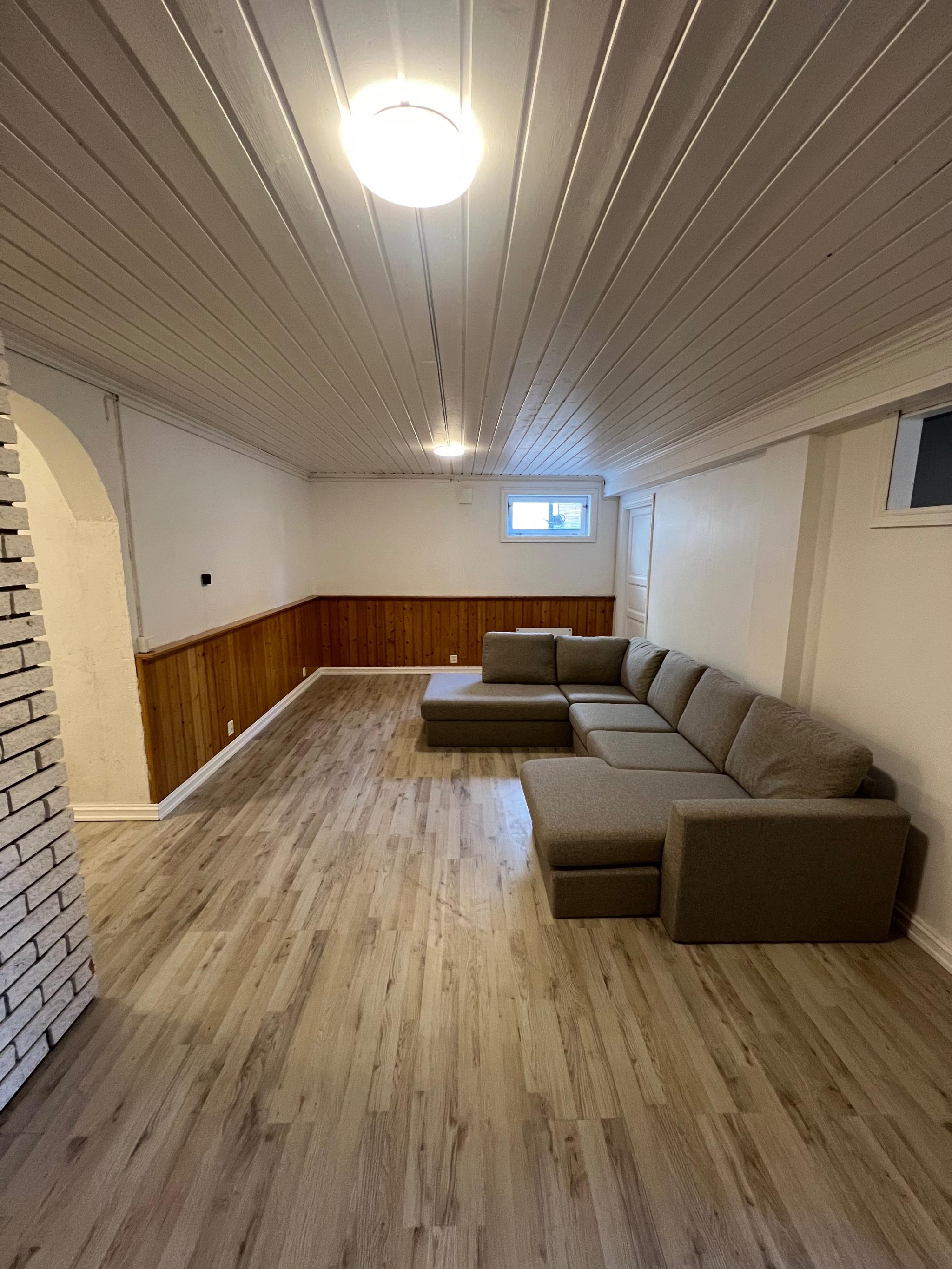 Stue med stor sofagruppe