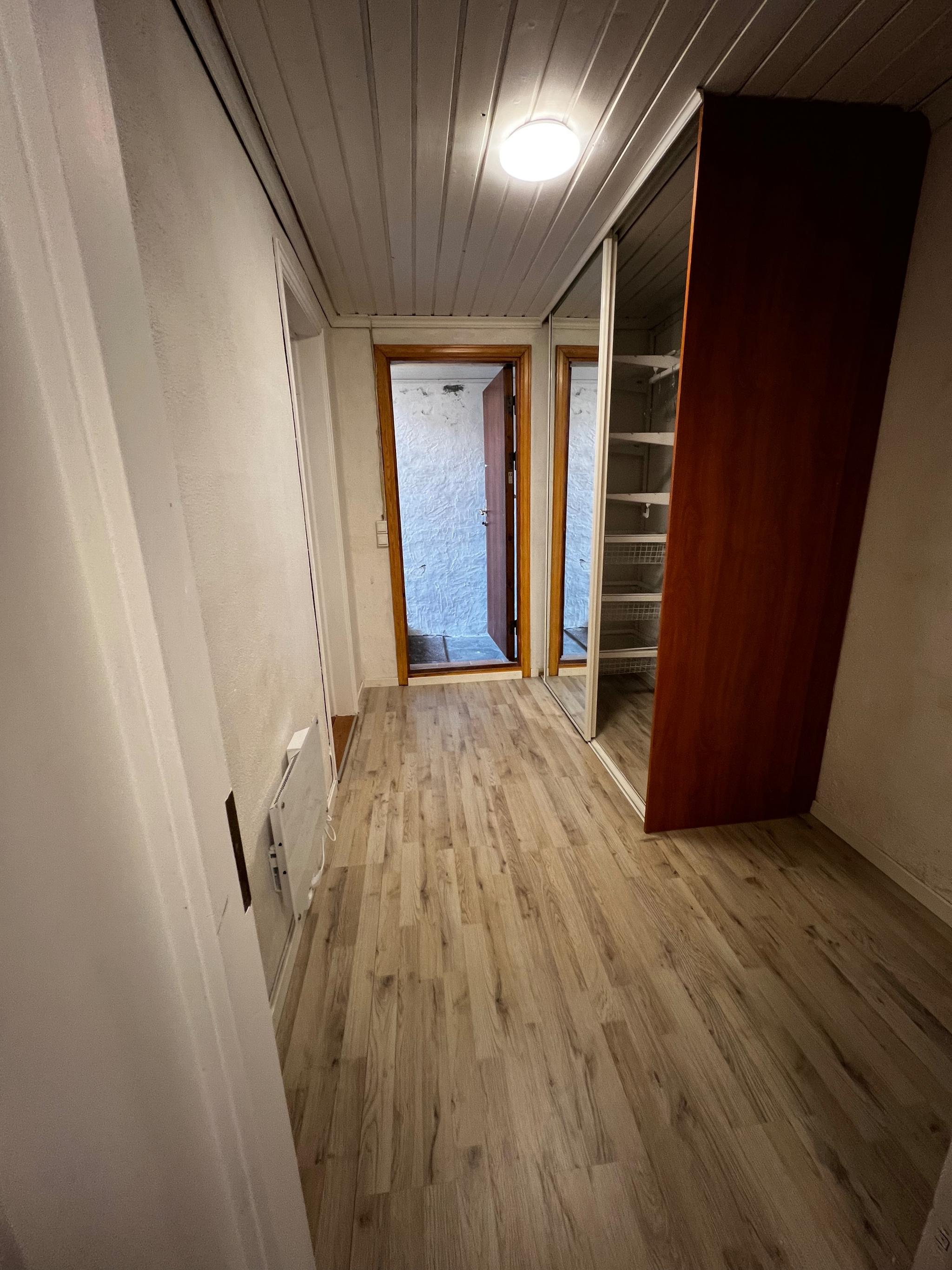 Gang med garderobeskap.