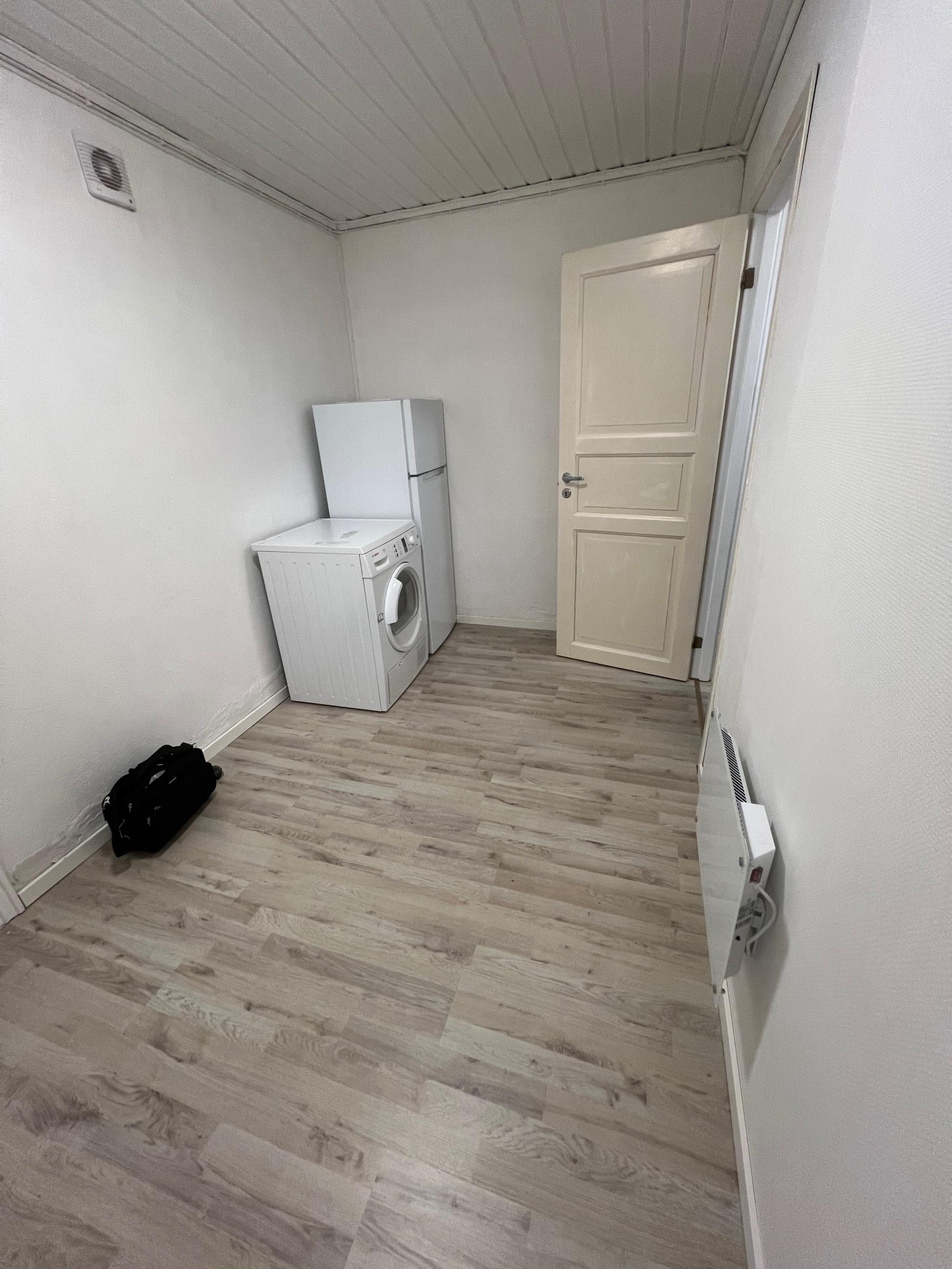 Tørkeltrommel og kjøl/frys skap.