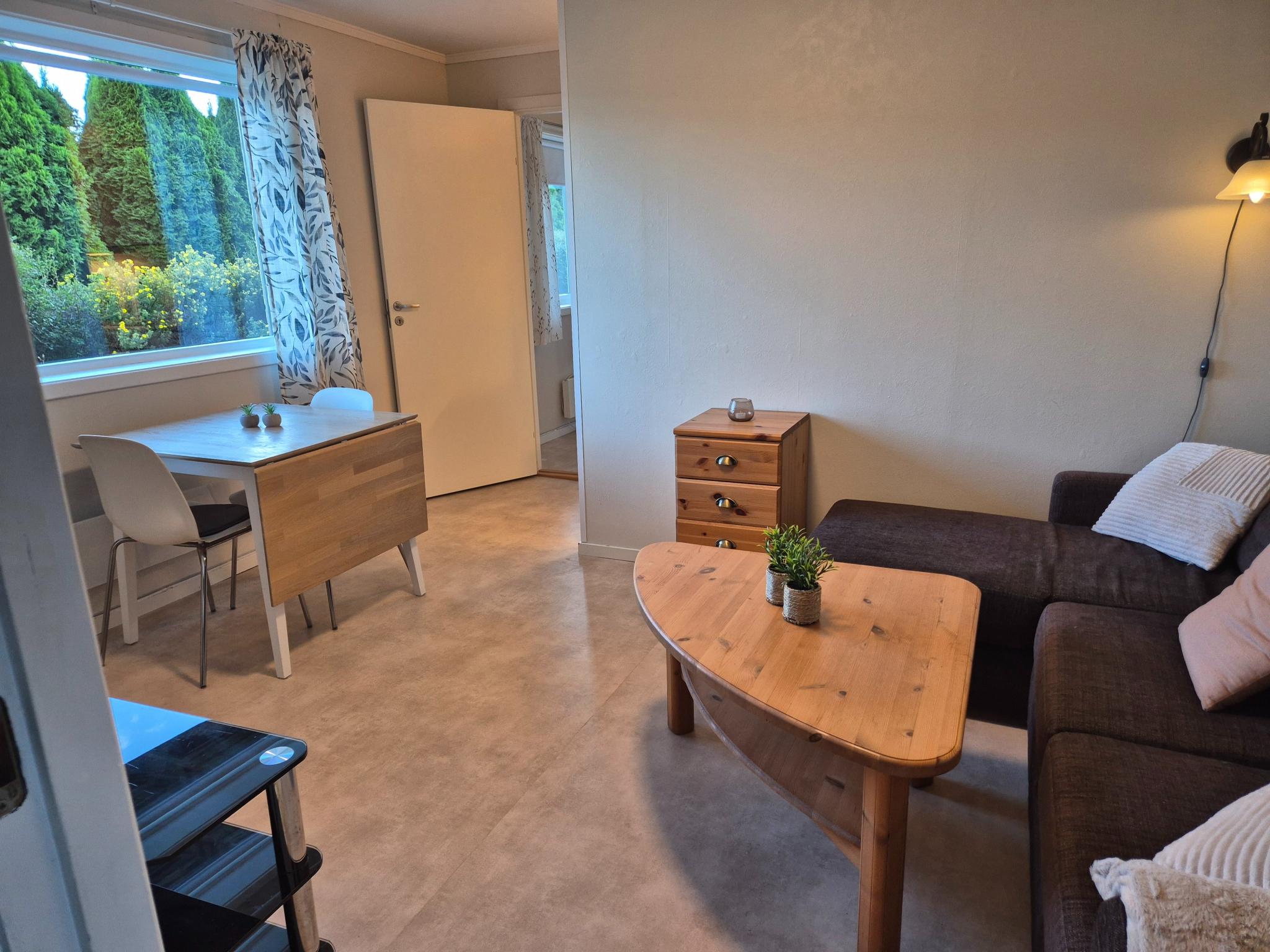 Stue med sofakrok (sovesofa) og spisebord.