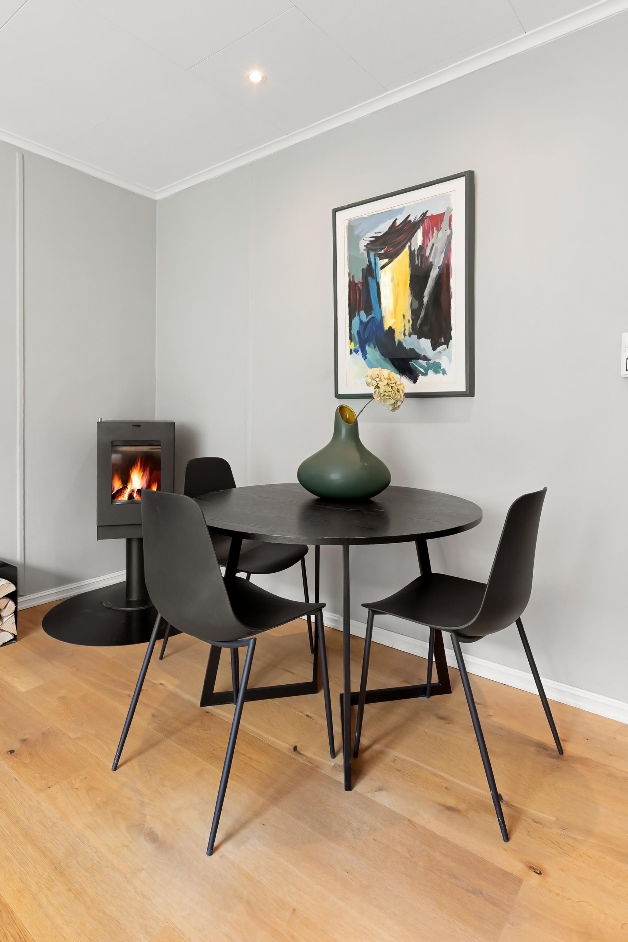 Stue med peis og varmefolie i gulv