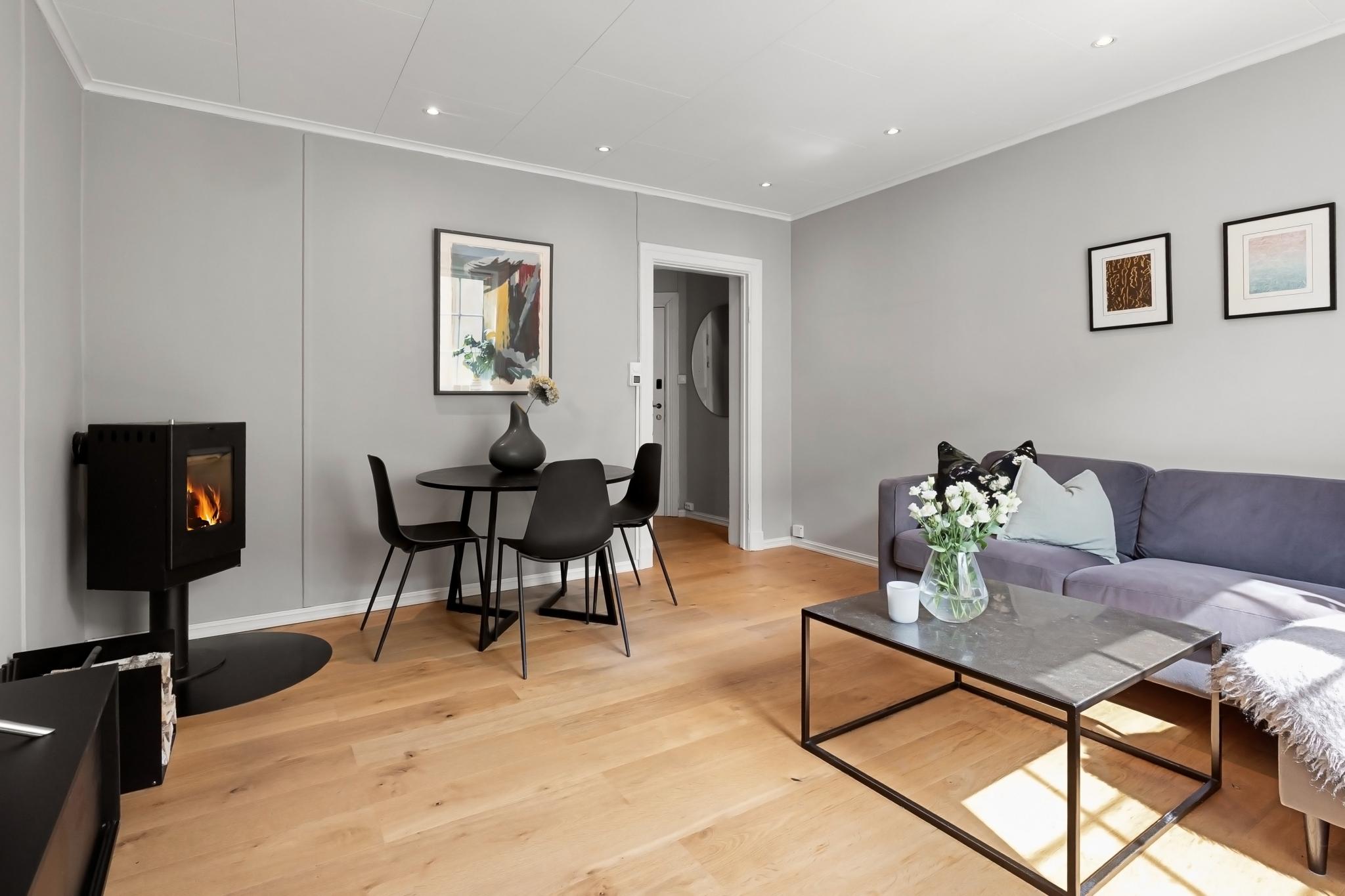 Stue med peis og varmefolie i gulv