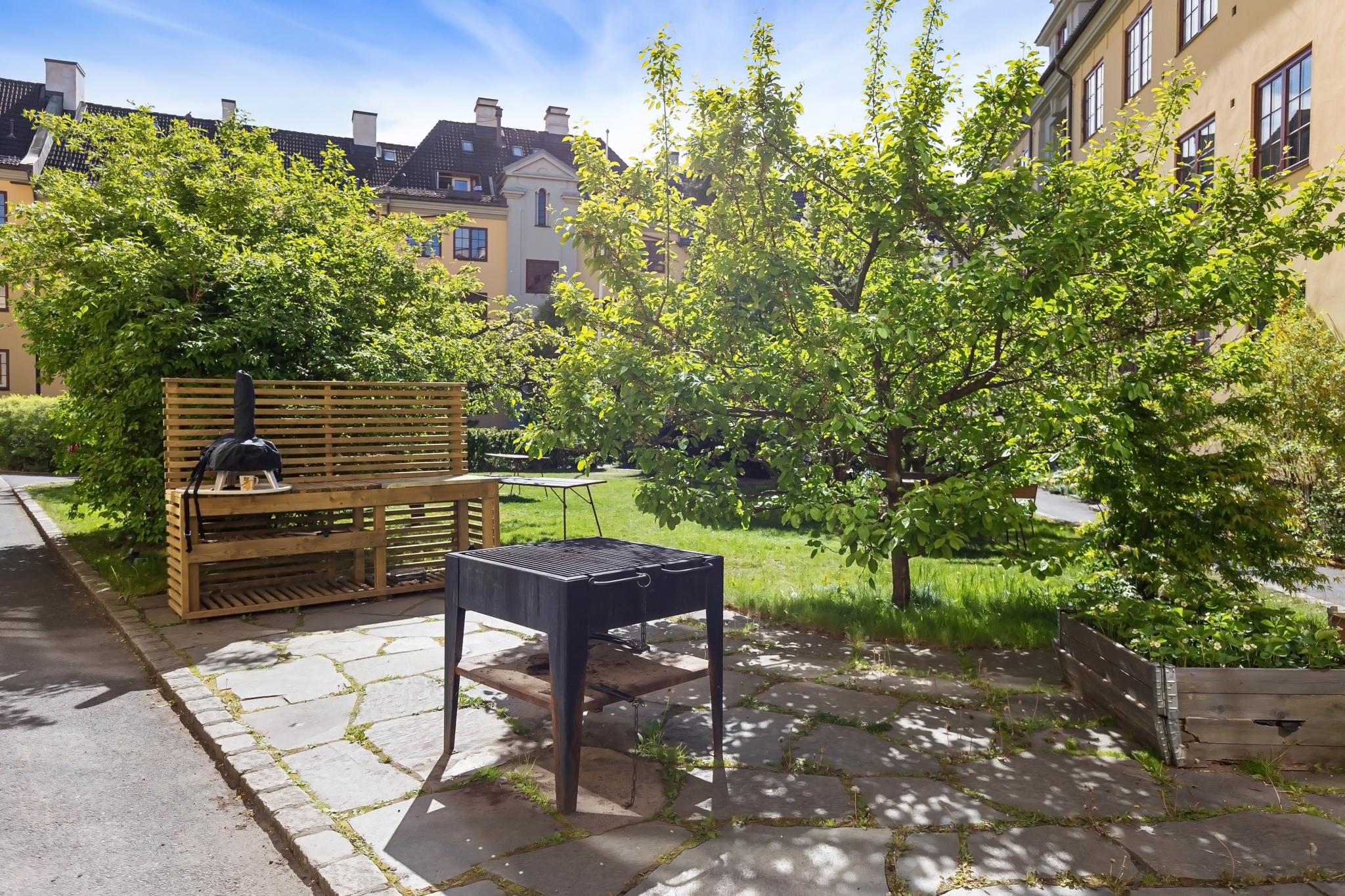 Stor felles bakgård med grill og godt med bord og benker