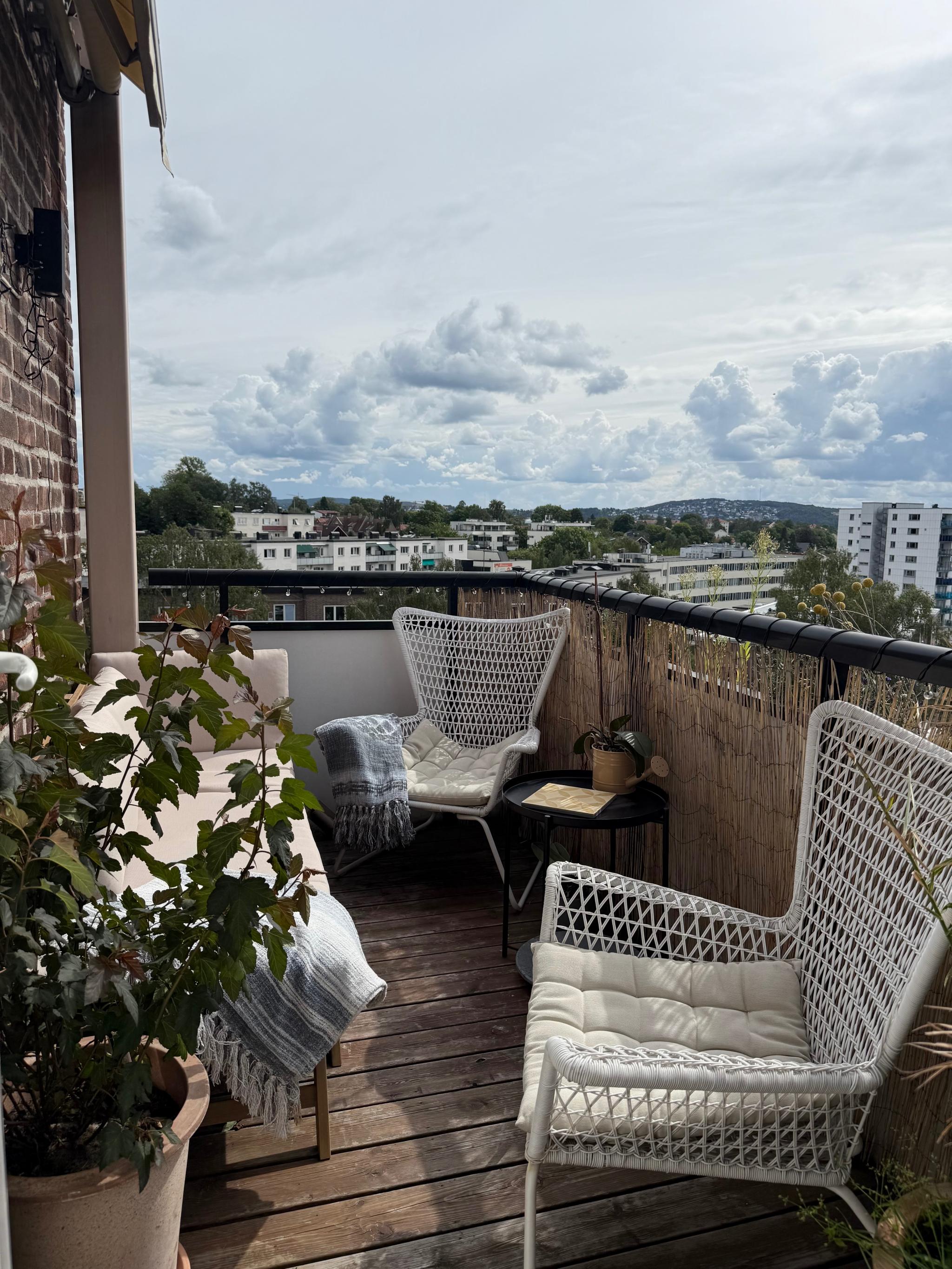 Balkong som vender mot øst, sør og vest. Meget gode utsikt og solforhold.