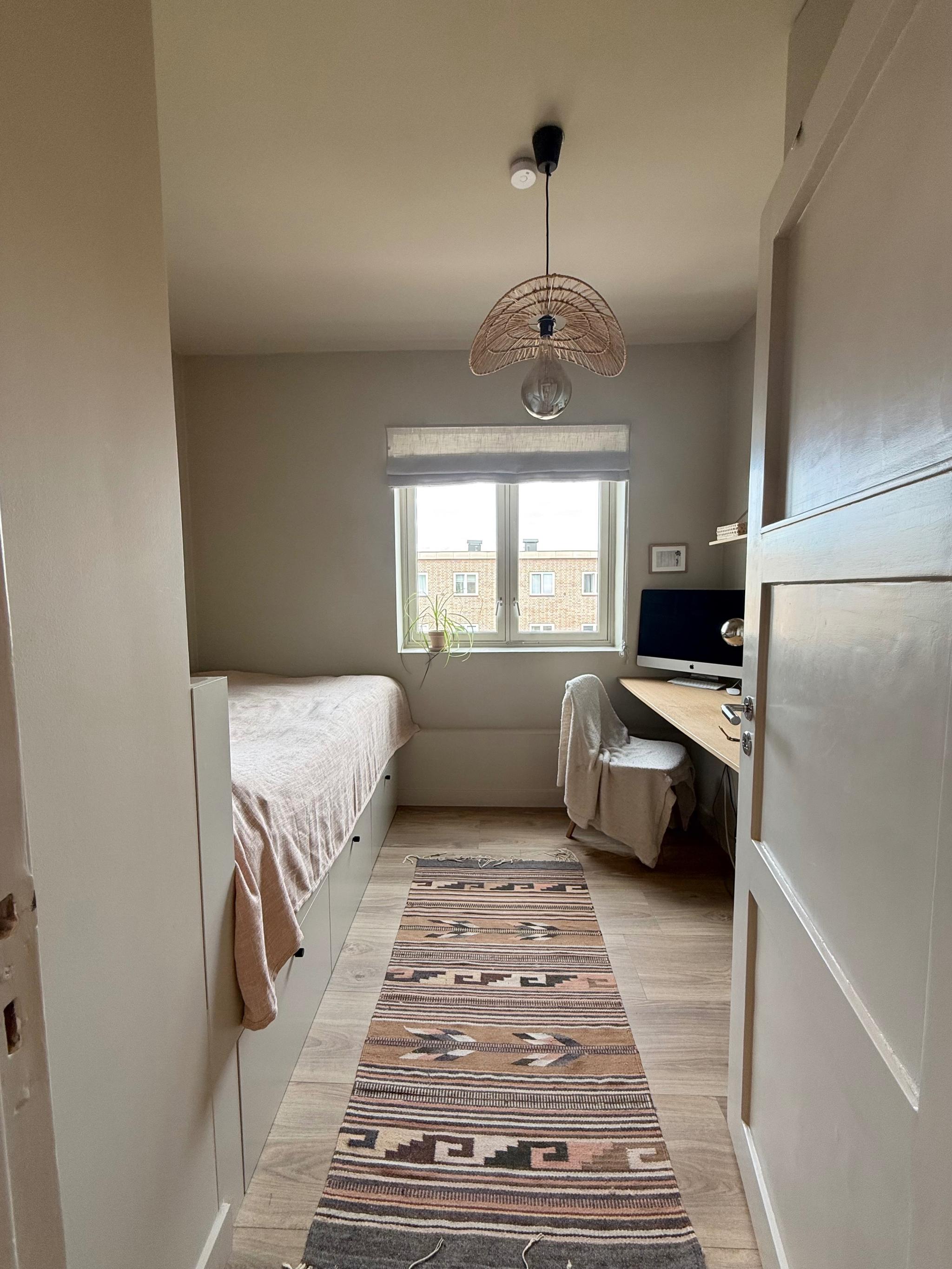 Utleierom, ca 8 kvm
Seng 120x200 cm med skuffer, skap og skrivebord