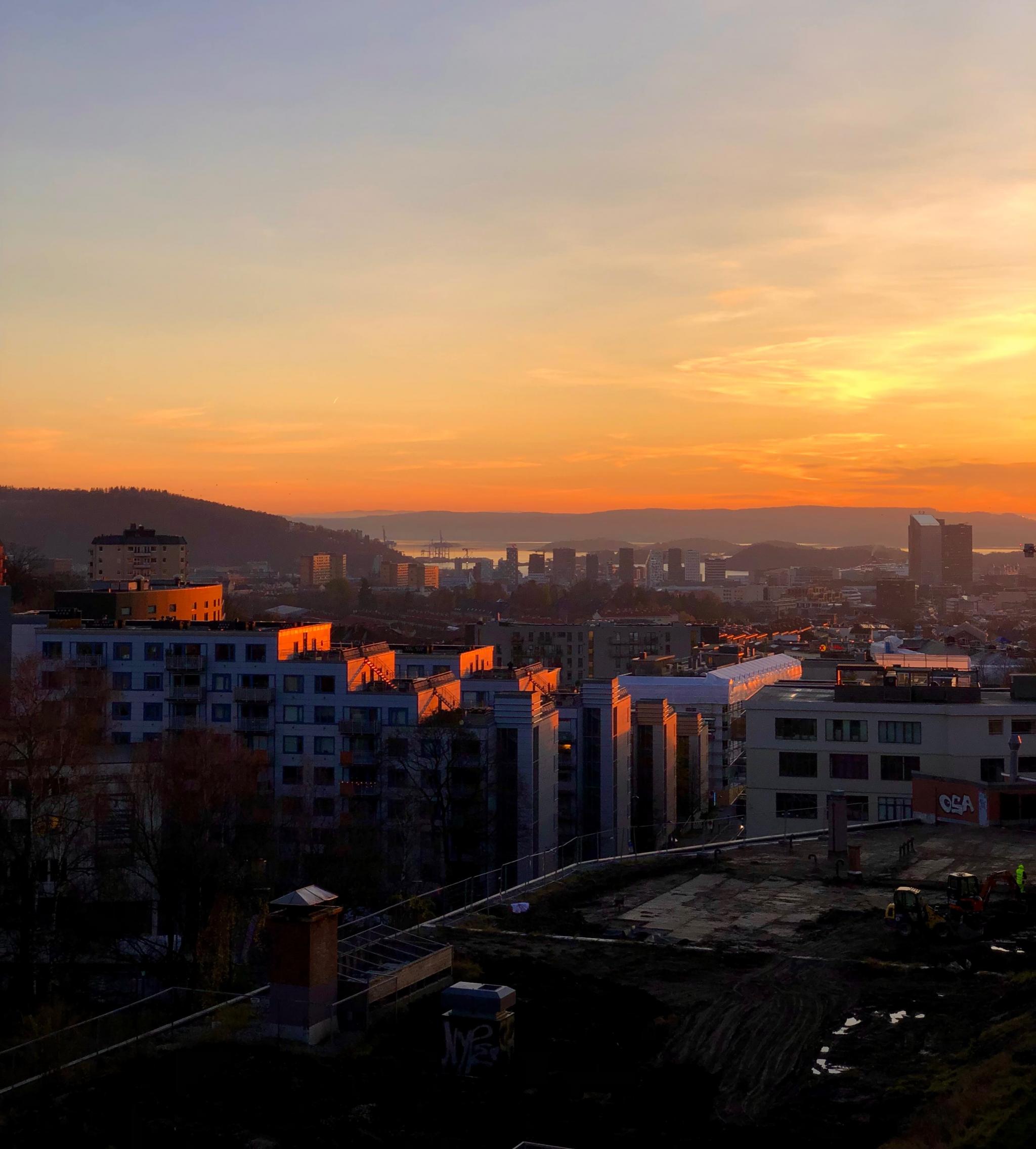 Utsikt fra stue en sen november kveld 