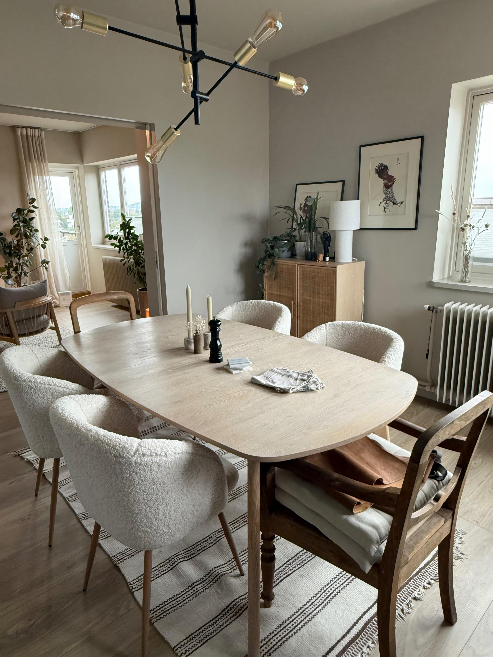 Kjøkken mot stue, med skyvedører i glass