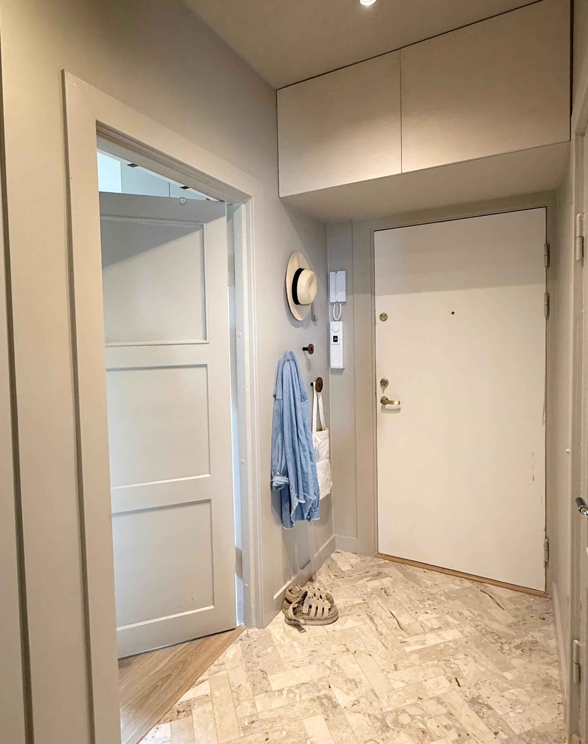 Gang med garderobeskap, flislagt gulv med varmekabler