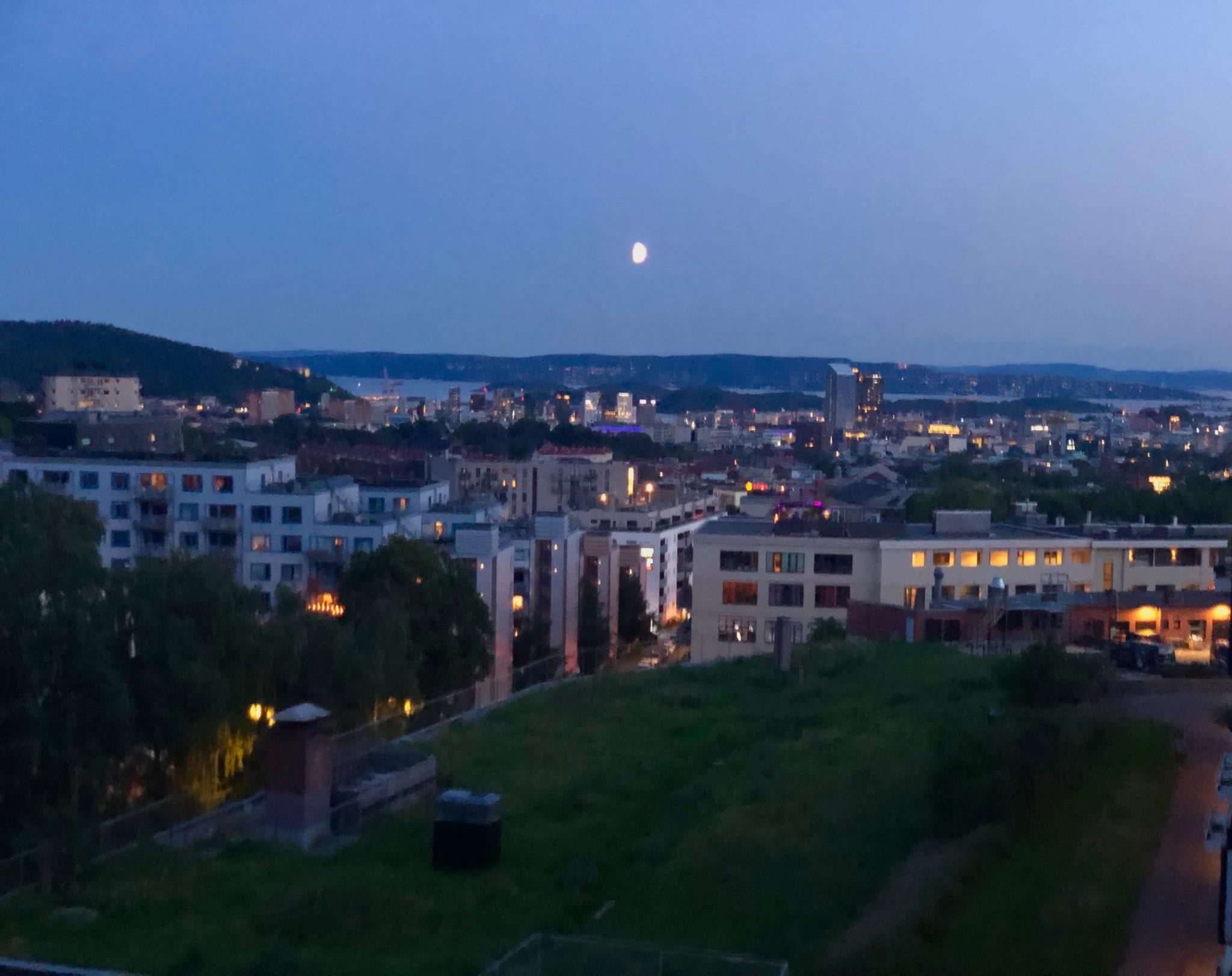 Utsikt fra balkong en sommernatt