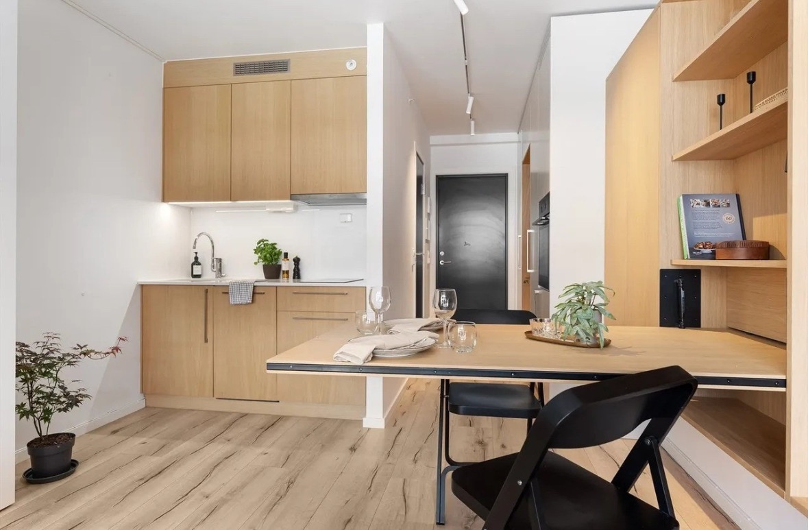 Spisebord er veggmontert og kan trekkes ned. Kommer med 4 stoler som er designet slik at de kan oppbevares i skap.