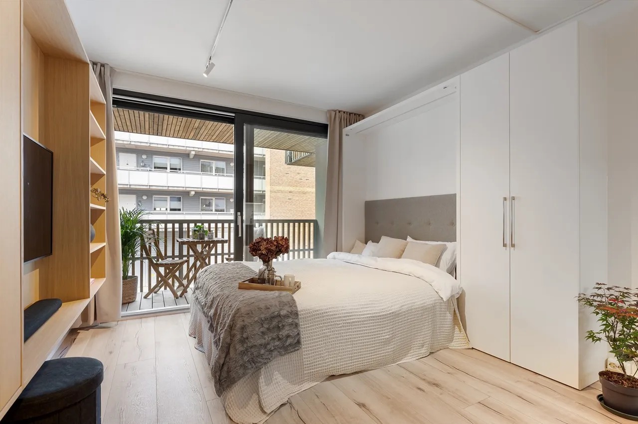Smart løsning med vegg montert seng og god garderobe plass. Sol skjerming kan dekke hele vinduet.

OBS! Ikke alle gjenstander i bildet kommer med leien. 