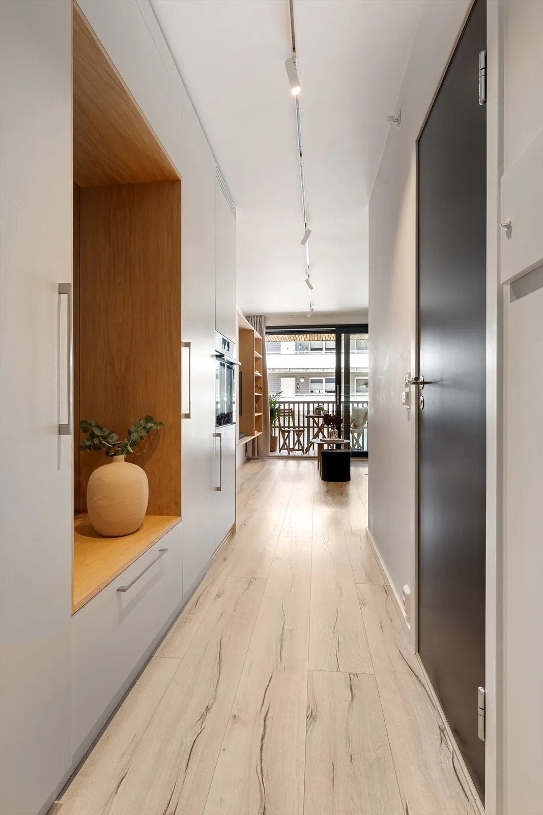 Godt med naturlig belysning når solen er på plass. Til venstre har man mye plass til oppbevaring og toalett til høyre.

OBS! Ikke alle gjenstander i bildet kommer med leien. 