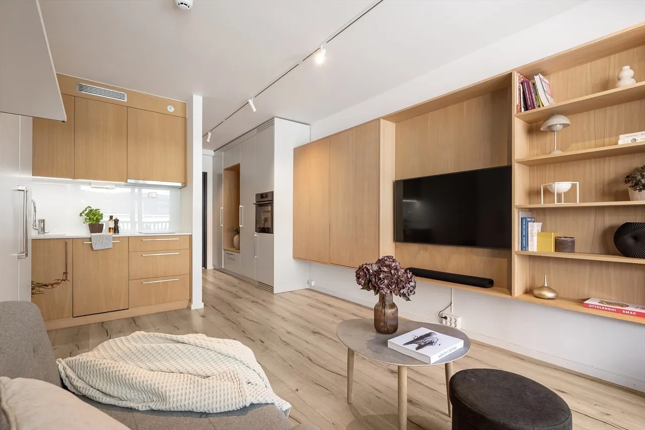 God oppbevaringsplass både i hyller på kjøkken og ved tv.

OBS! Ikke alle gjenstander i bildet kommer med leien. 