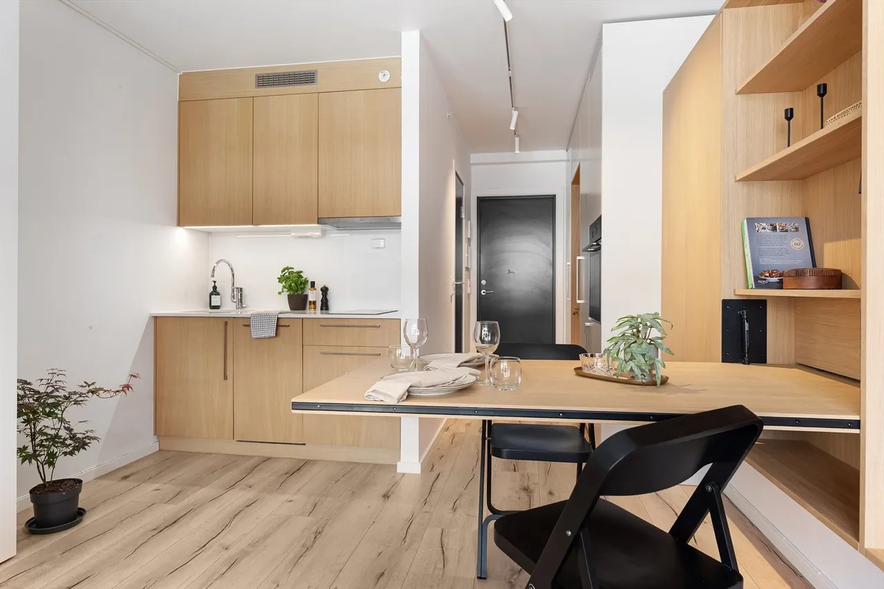 Spisebord kan senkes fra vegg og kommer med 4 stoler. Stolene er designet slik at de kan oppbevares gjemt i skap.

OBS! Ikke alle gjenstander i bildet kommer med leien. 