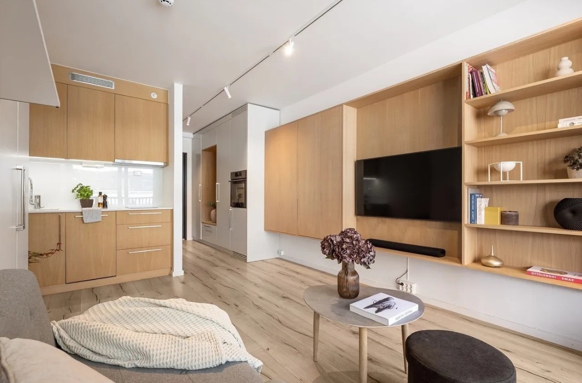 Kjøkken med oppvaskmaskin og platetopp. Godt med oppbevaringsplass både på kjøkken og ved tv.