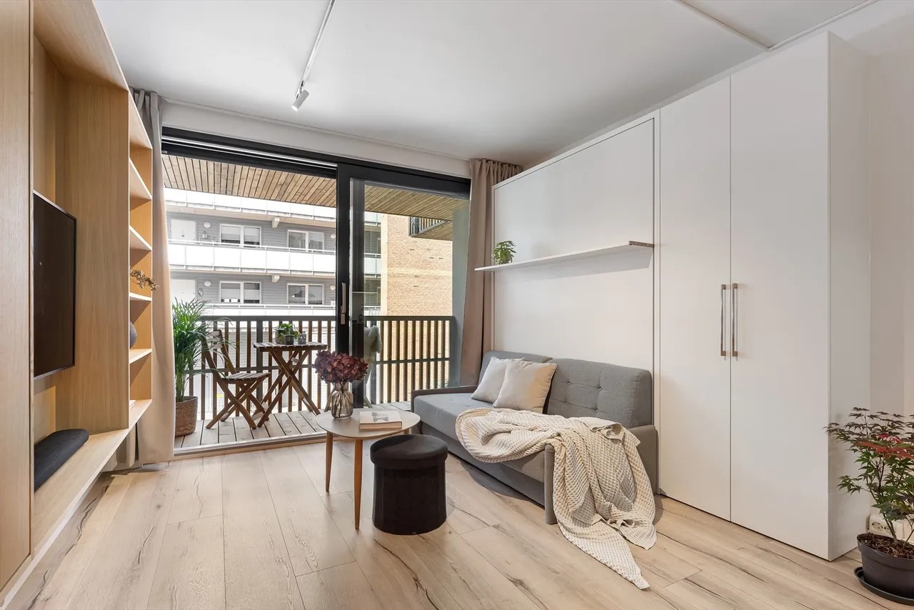 På dagen har du sofaen ute, på kvelden kan du senke sengen fra veggen.

OBS! Ikke alle gjenstander i bildet kommer med leien. 