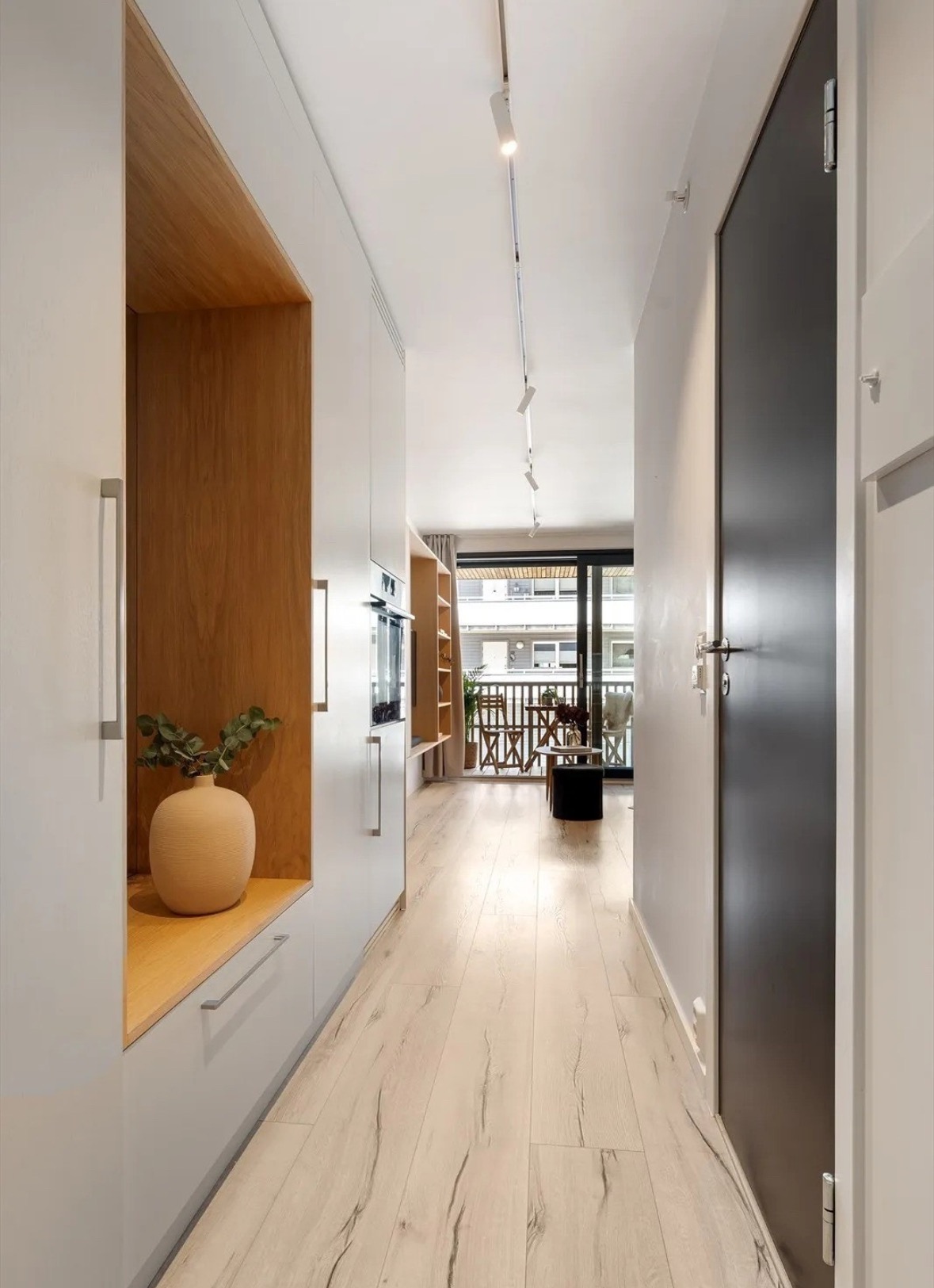 Godt med naturlig belysning. Kjøleskap og mer oppbevaringsplass til venstre og toalett til høyre.