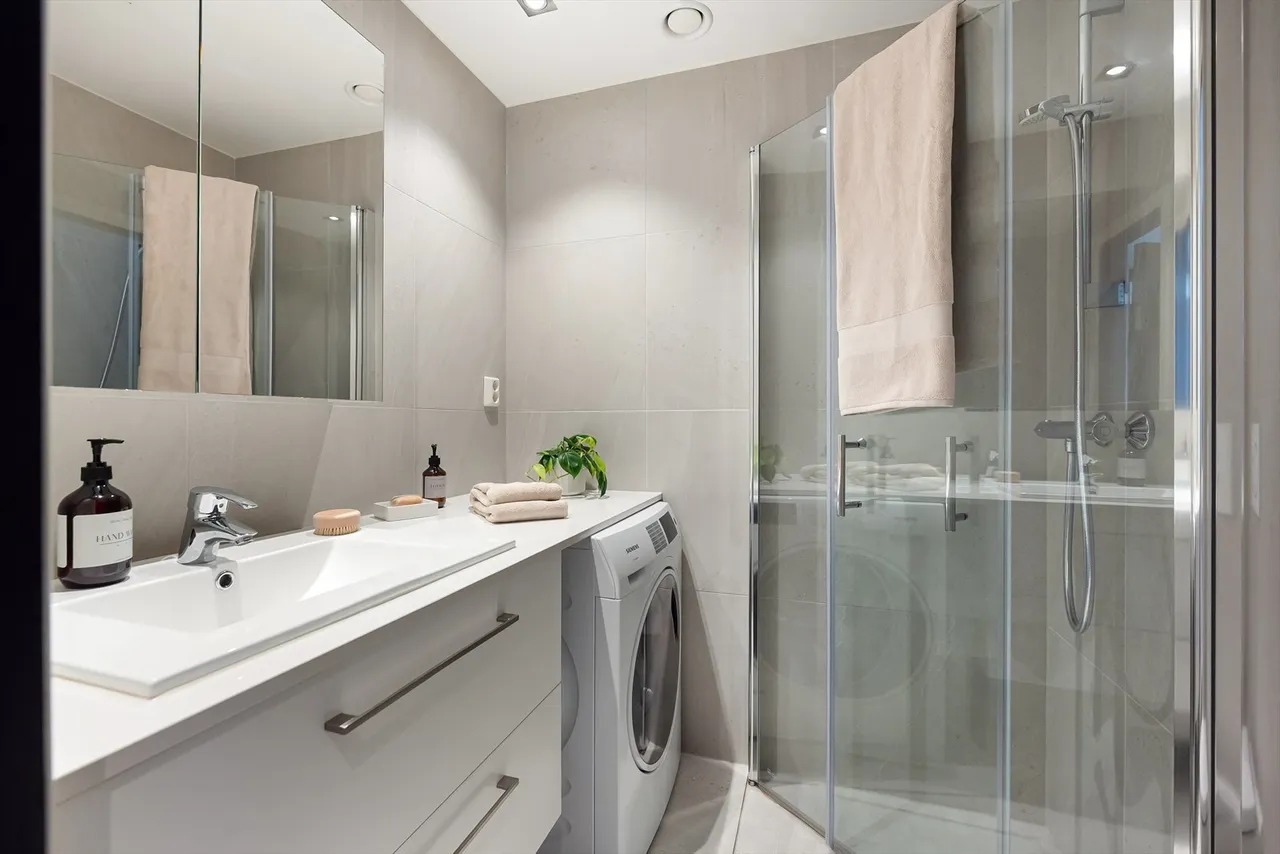 Oppbevaring i speil og under vask. Badet har vaskemaskin, dusj, toalett og vask.

OBS! Ikke alle gjenstander i bildet kommer med leien. 