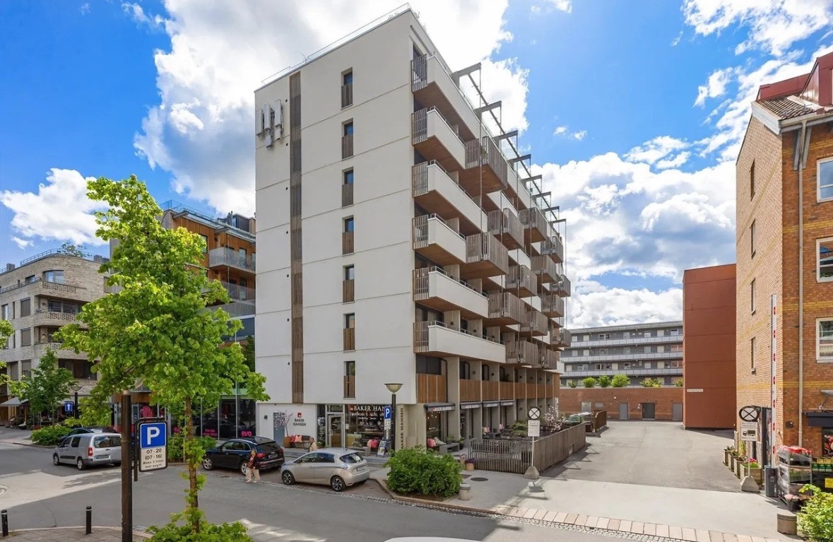 Her bor du. Du har Kiwi, frisør, baker Hansen og treningssenter i samme bygg. Tog og buss stasjon 100m bak bygget.