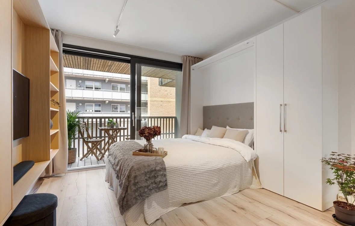 Smart løsning med veggmontert seng og god garderobe plass. Solskjerming kan dekke hele vinduet for å blokkere lys. 