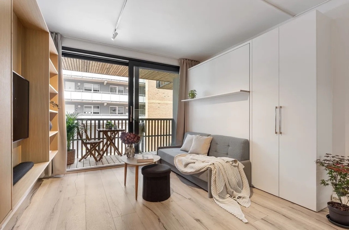 Enkelt å greit å bytte mellom seng og sofa. Tar bare noen sekunder. Søt liten balkong og garderobeskap ved sofa.