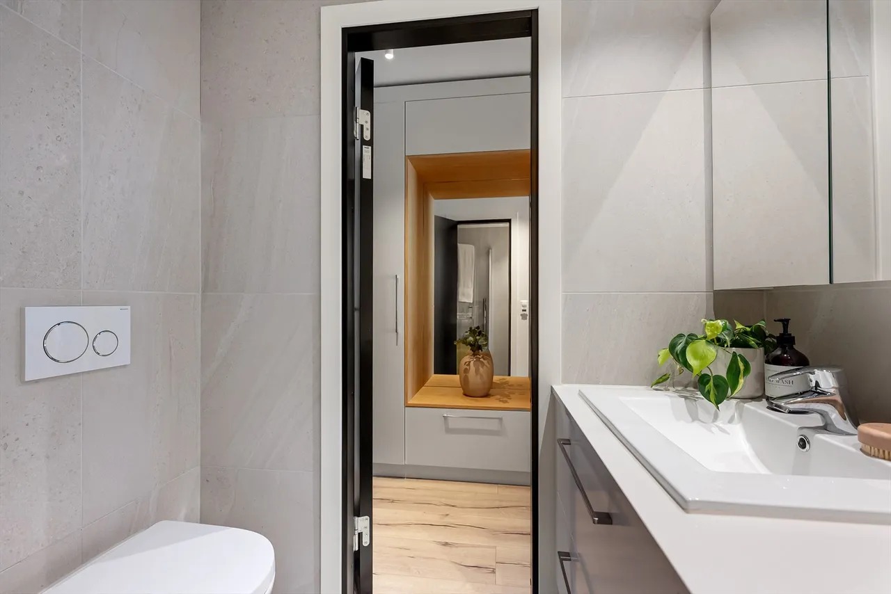 Utsikt ut i gangen.

OBS! Ikke alle gjenstander i bildet kommer med leien. 