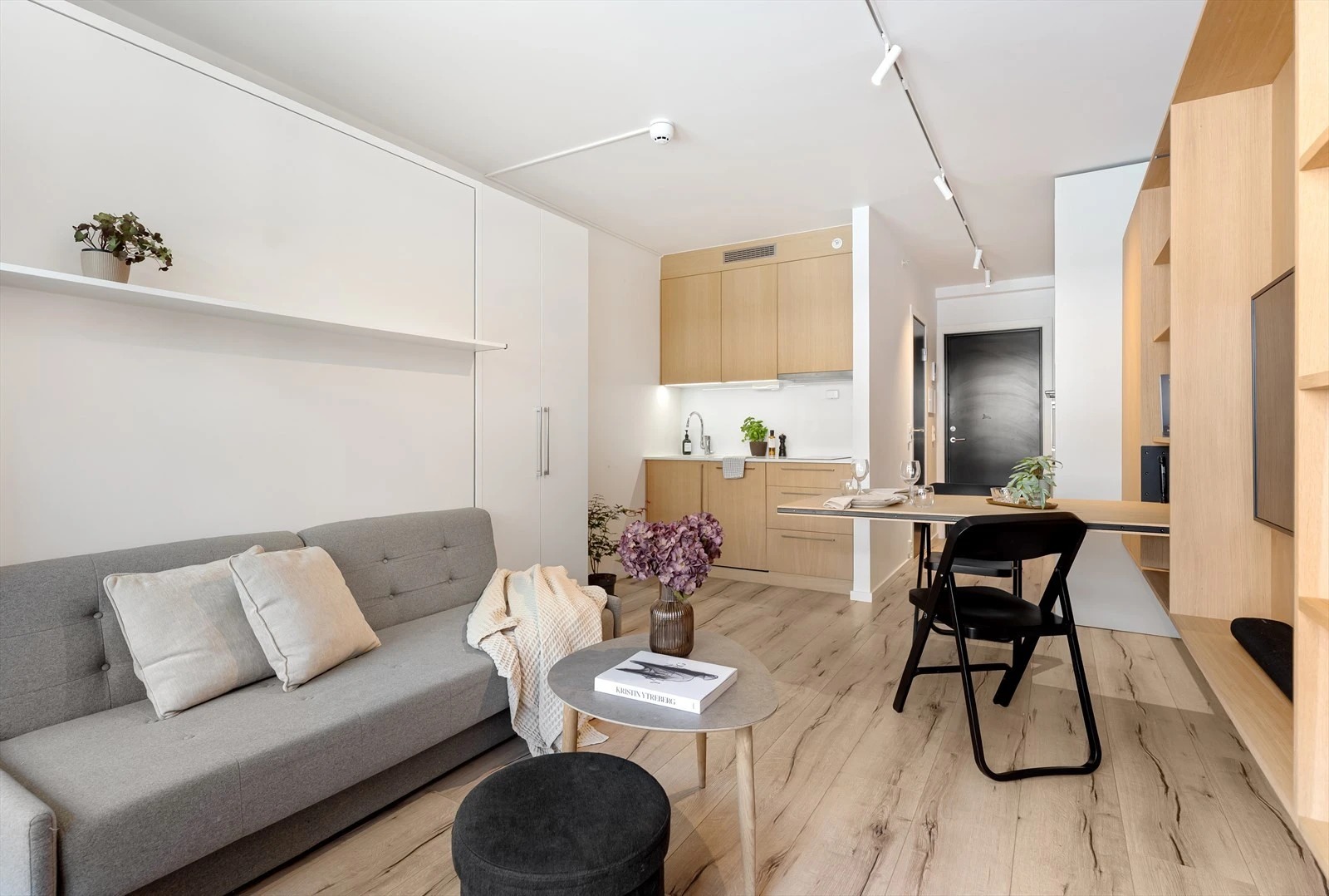 Velkommen til Bankveien 10B

OBS! Ikke alle gjenstander i bildet kommer med leien. 