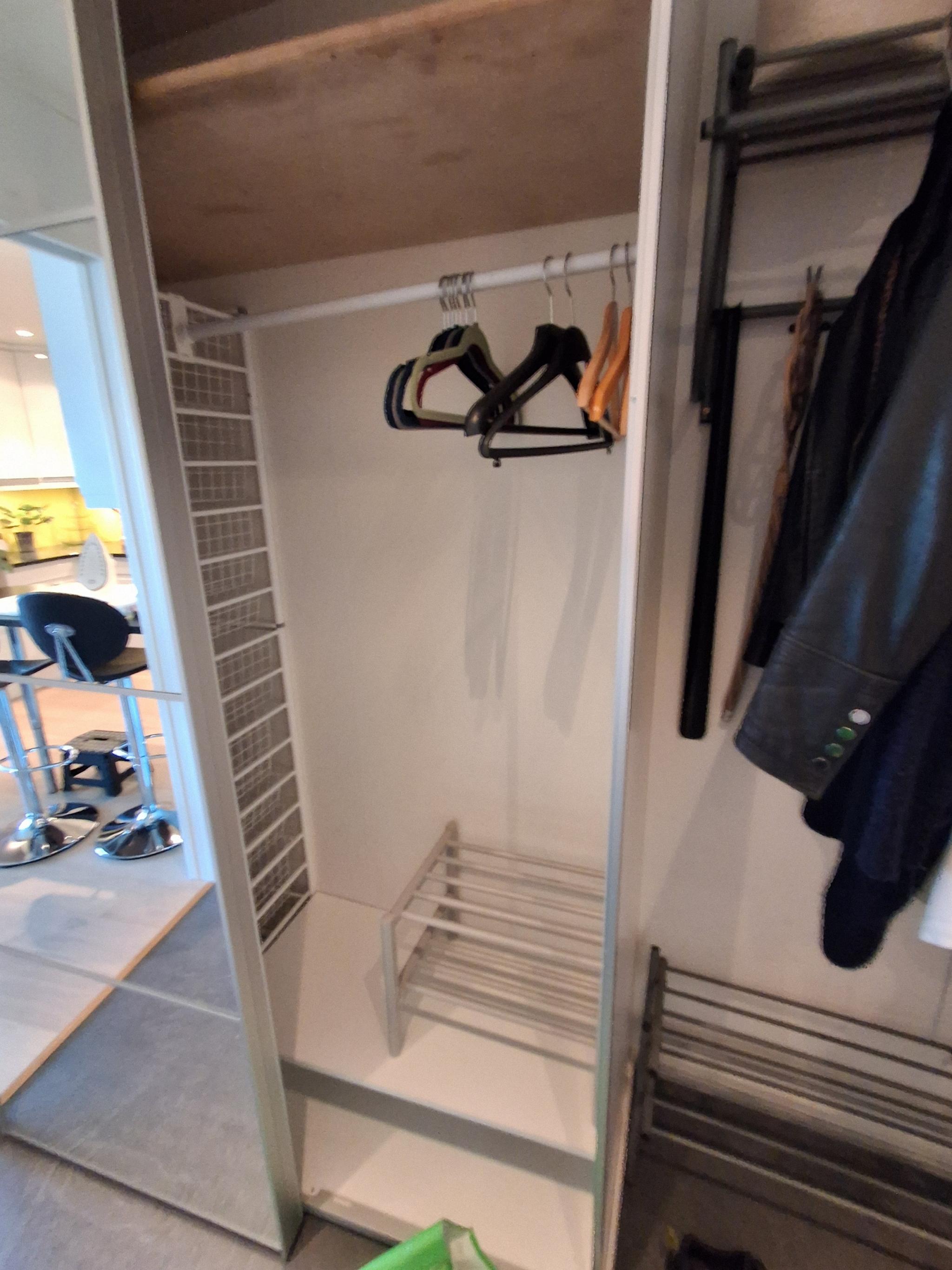Garderobeskap med hyller og tråd kurver