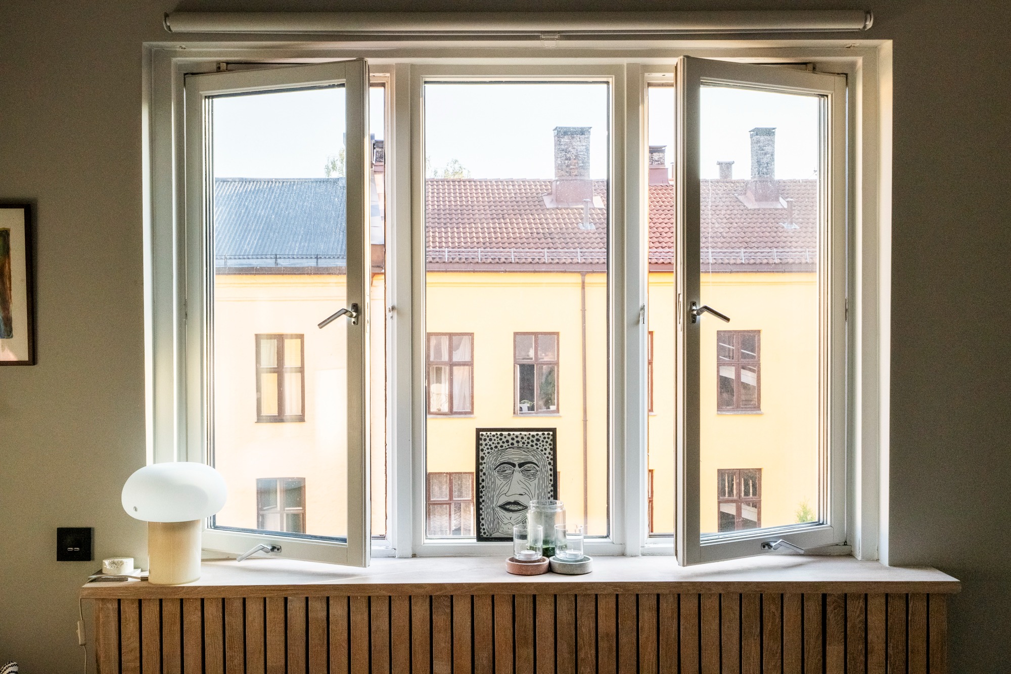 Lite innsyn i leiligheten fra andre naboer