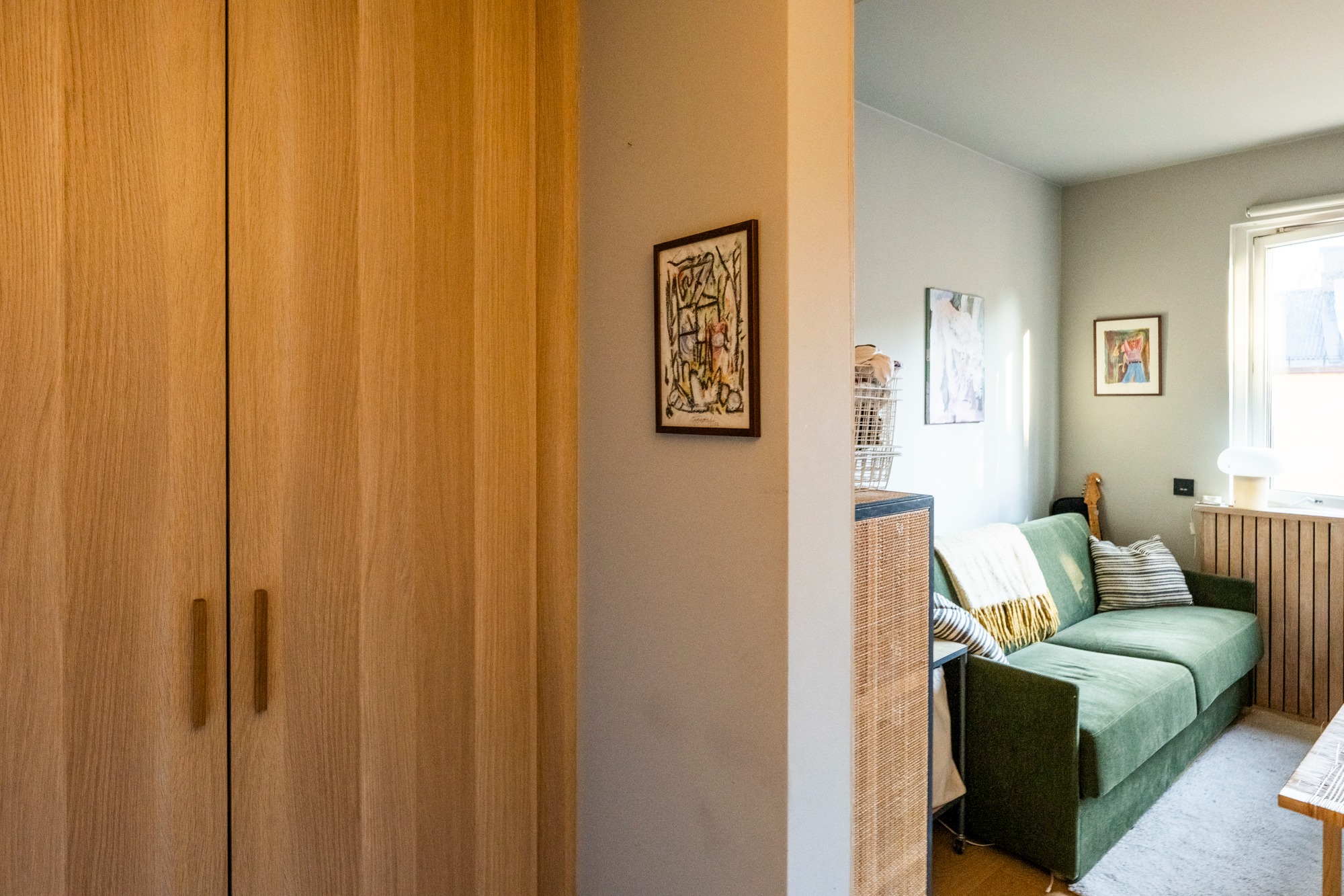 Plassbygget skap i gangen med gode oppbevaringsmuligheter