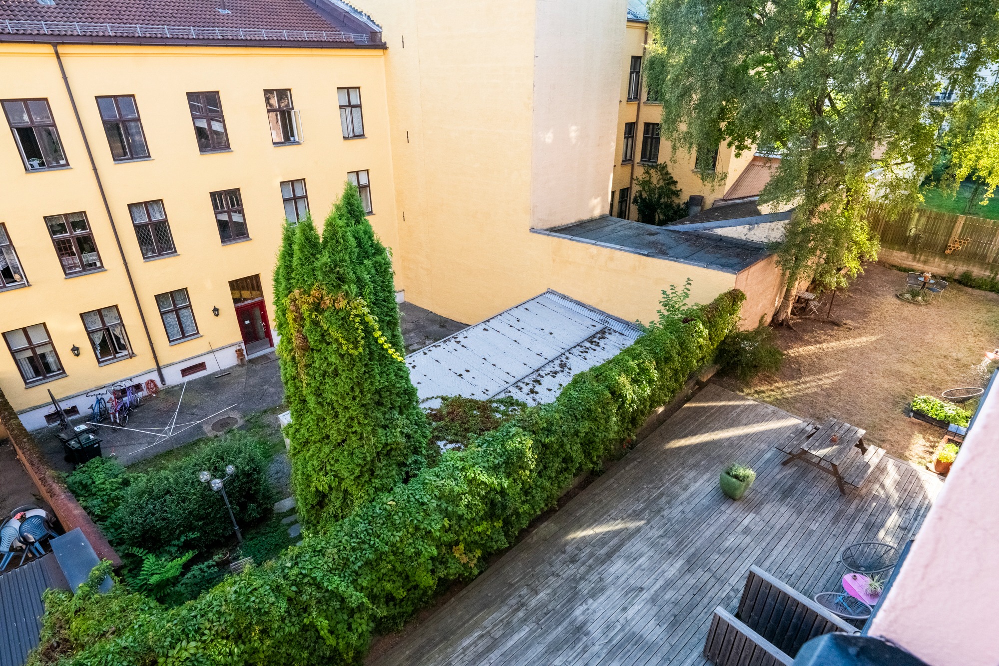 Hyggelig bakgård med gode solforhold