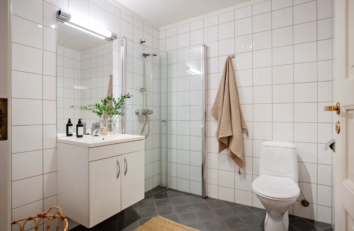 Romslig bad, inkluderer nyere vaskemaskin