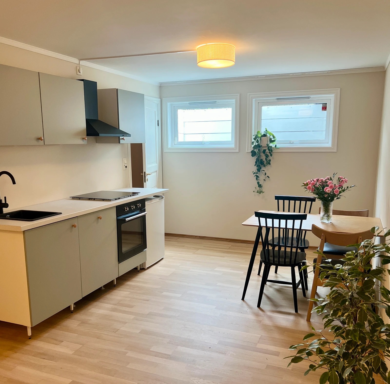 Lys og fint kjøkkenområde med naturlig spiseplass