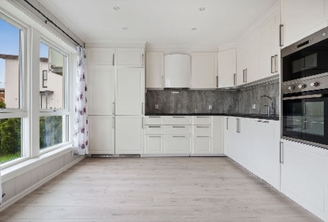 Åpen kjøkken med integrert platetopp, stekeovn, micro, kombiskap