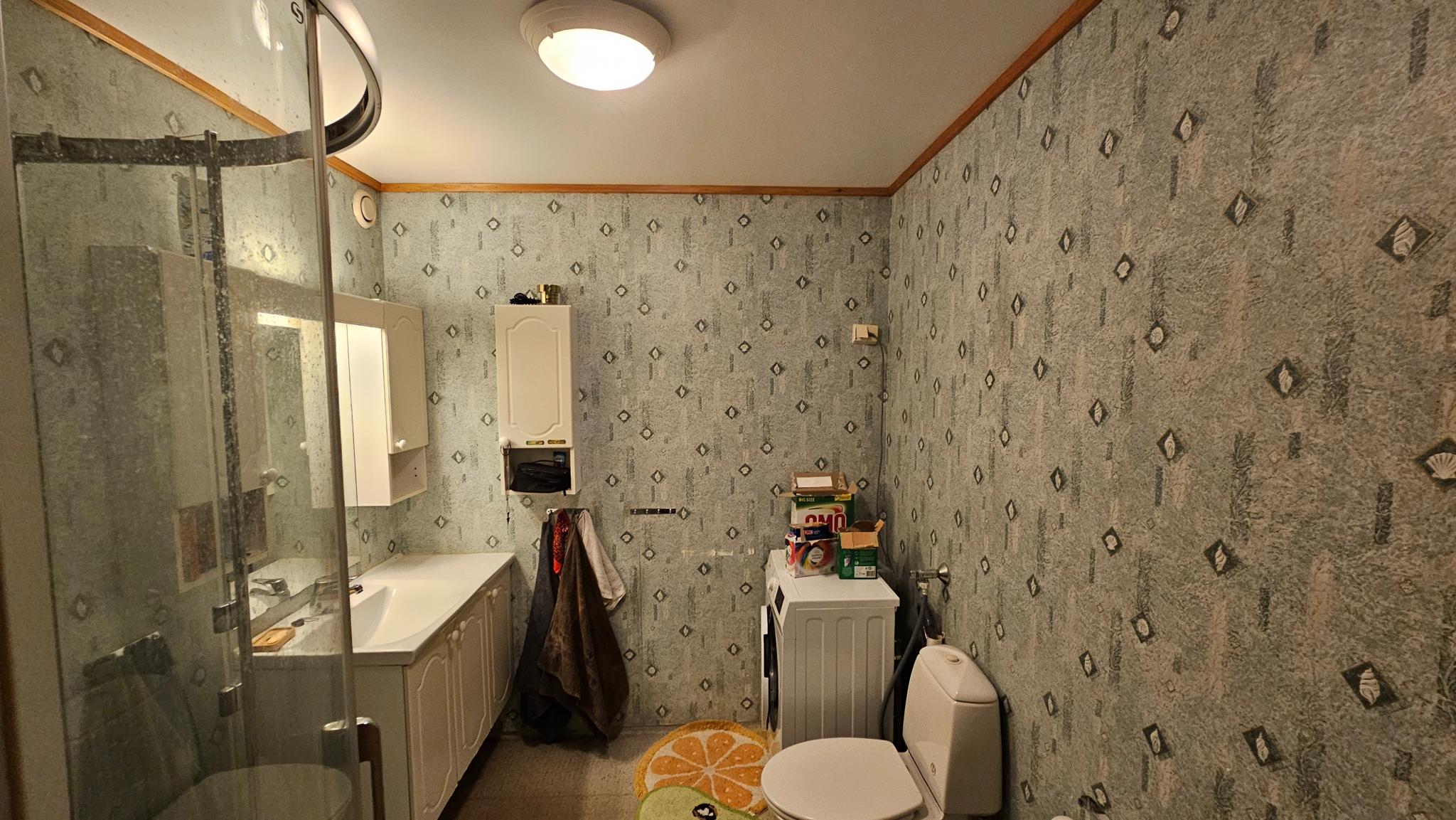 Felles bad med dusjkabinett og vaskemaskin