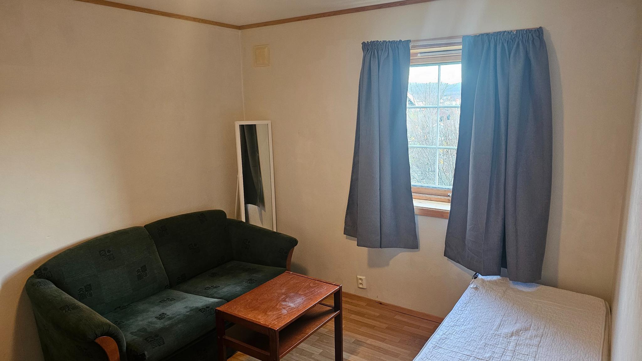 Hybel med seng, sofa, skrivebord og garderobeskap