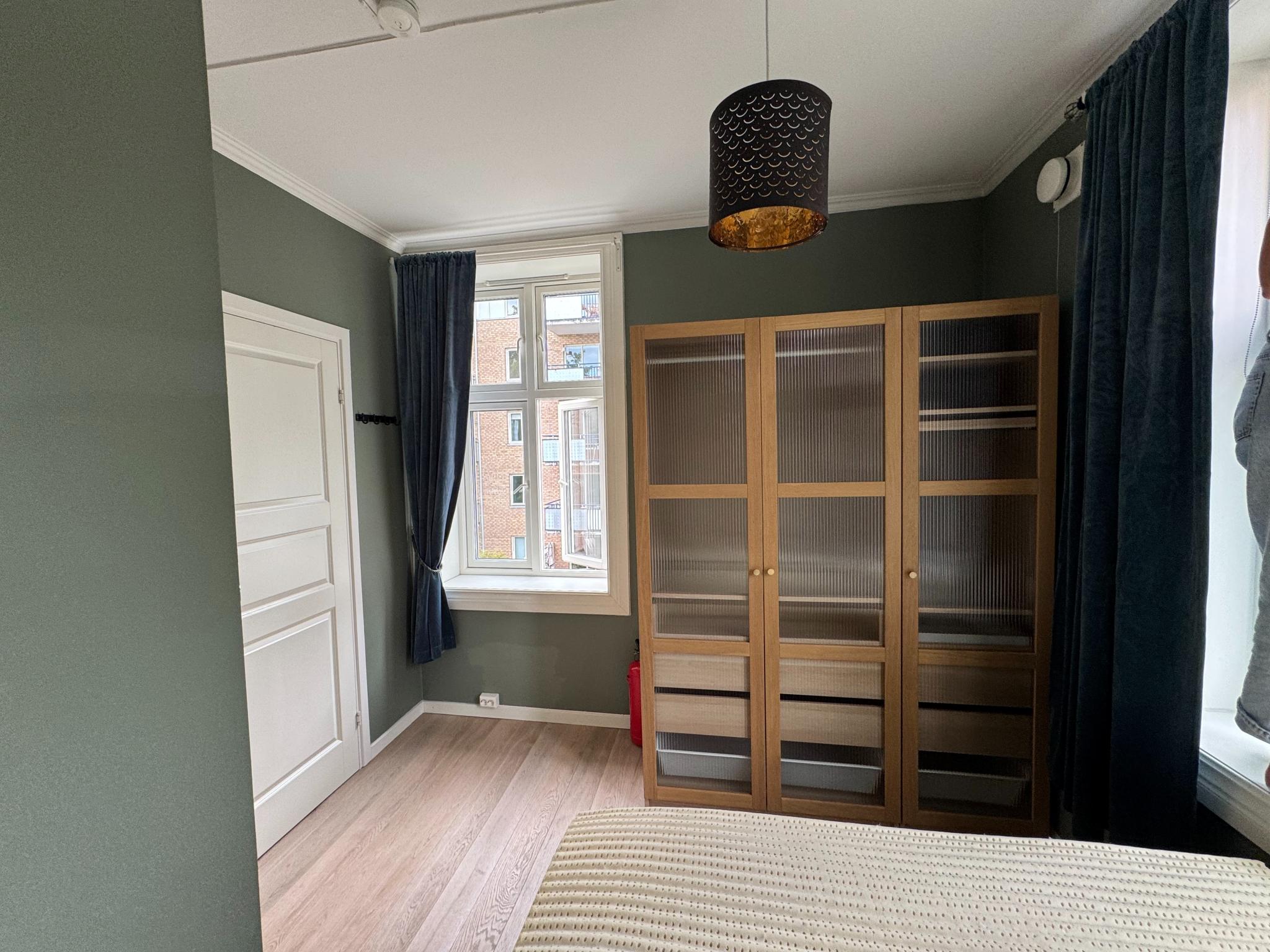 Klesskap, vinduer fra to kanter